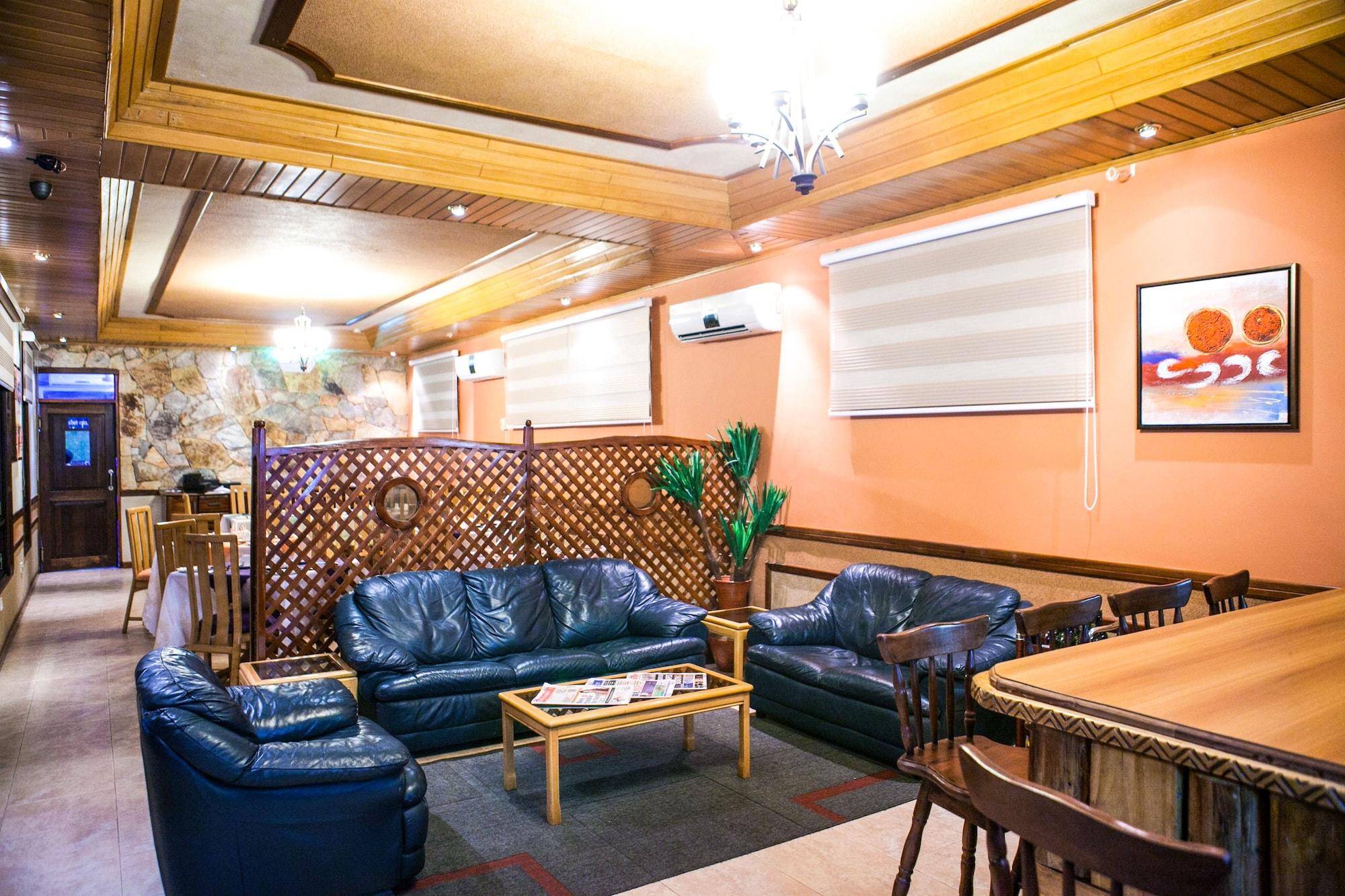 Bar/Salón Mahogany Lodge, Cantonments