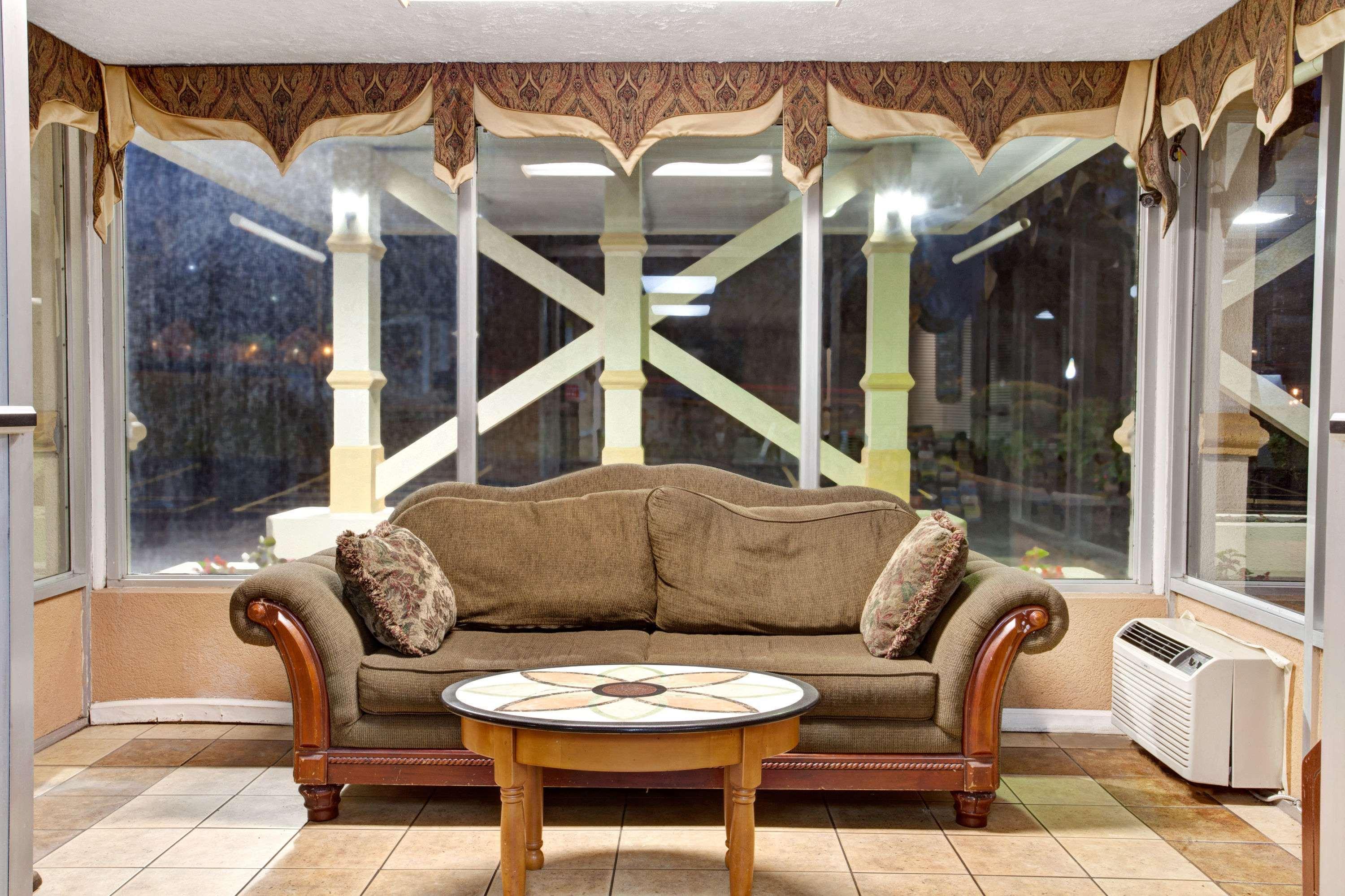 Vista Lobby Days Inn by Wyndham Knoxville West
