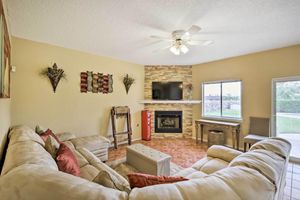 Alquiler Vacacional - El Paso Retreat w/ Pool: 11 Mi to Downtown!