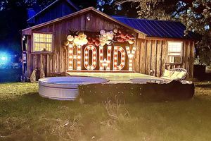 Alquiler Vacacional - Sleeps 10! Country Cabin w/ Playground, Hammock & Chickens