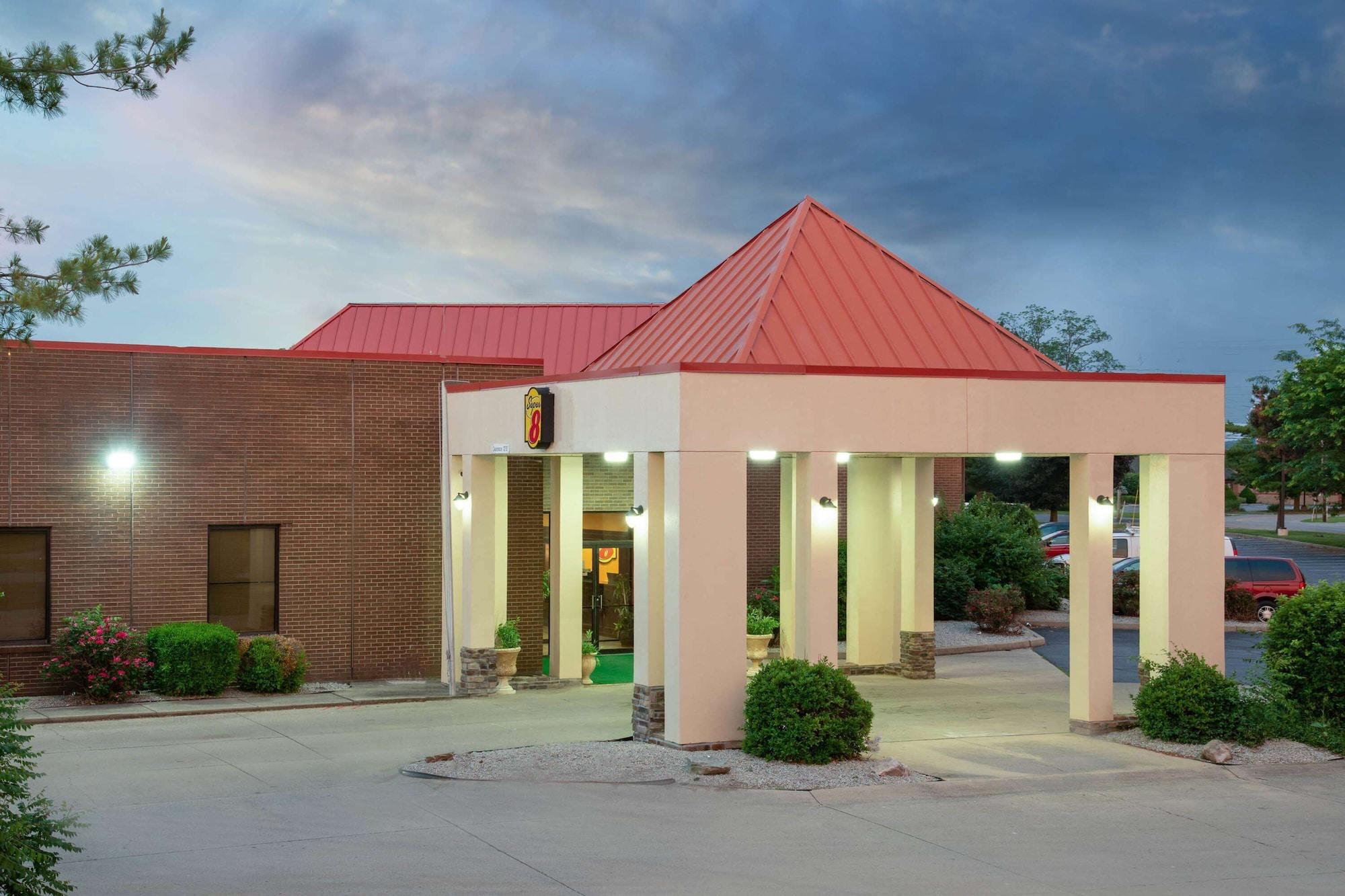 Vista Exterior Super 8 by Wyndham Harrison OH