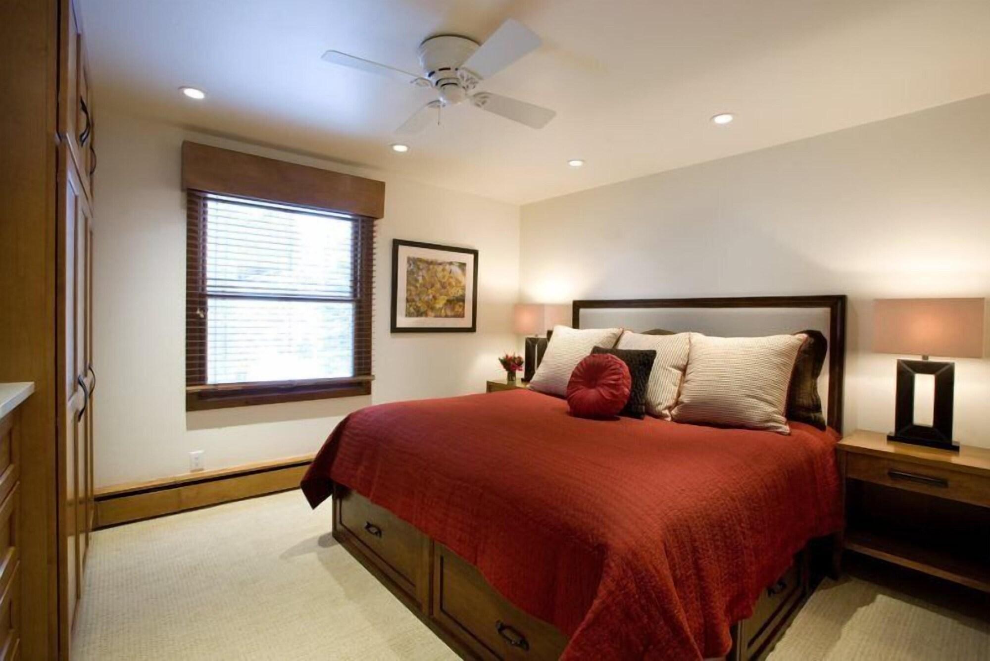 Habitación Luxury 2 Bedroom Downtown Aspen Vacation Rental With Access to a Heated Pool, Hot Tubs, Game Room and Spa
