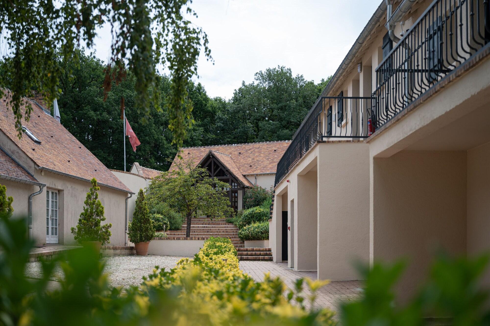 Vista Exterior Domaine de Vaugouard – La Maison Younan