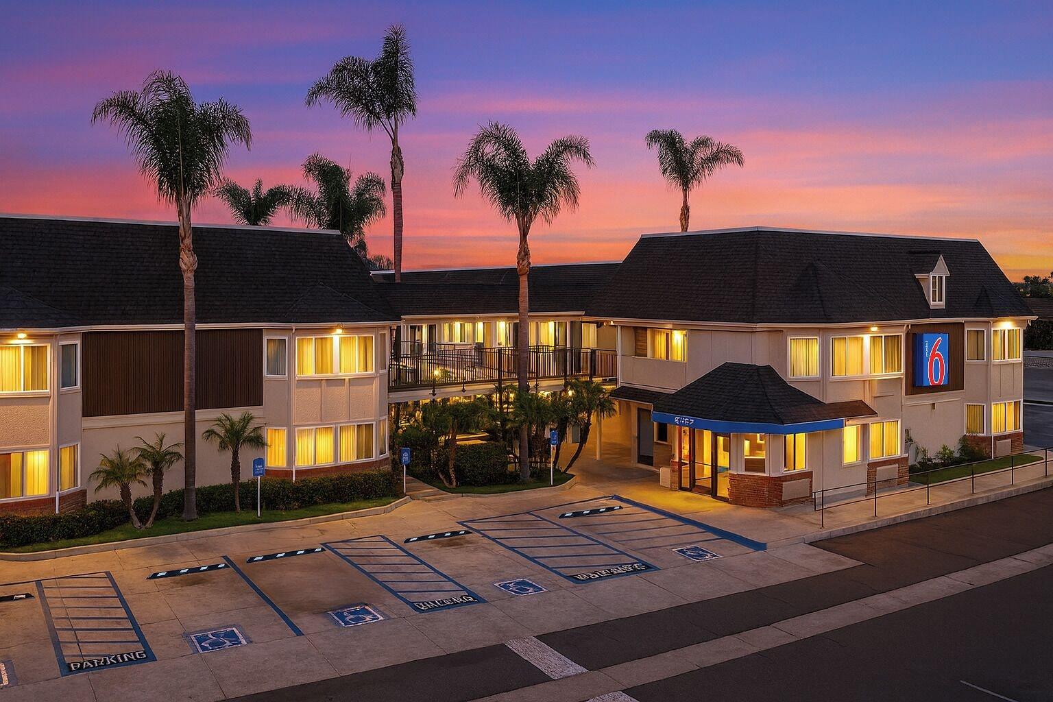 Vista Exterior Motel 6 Westminster, CA - North