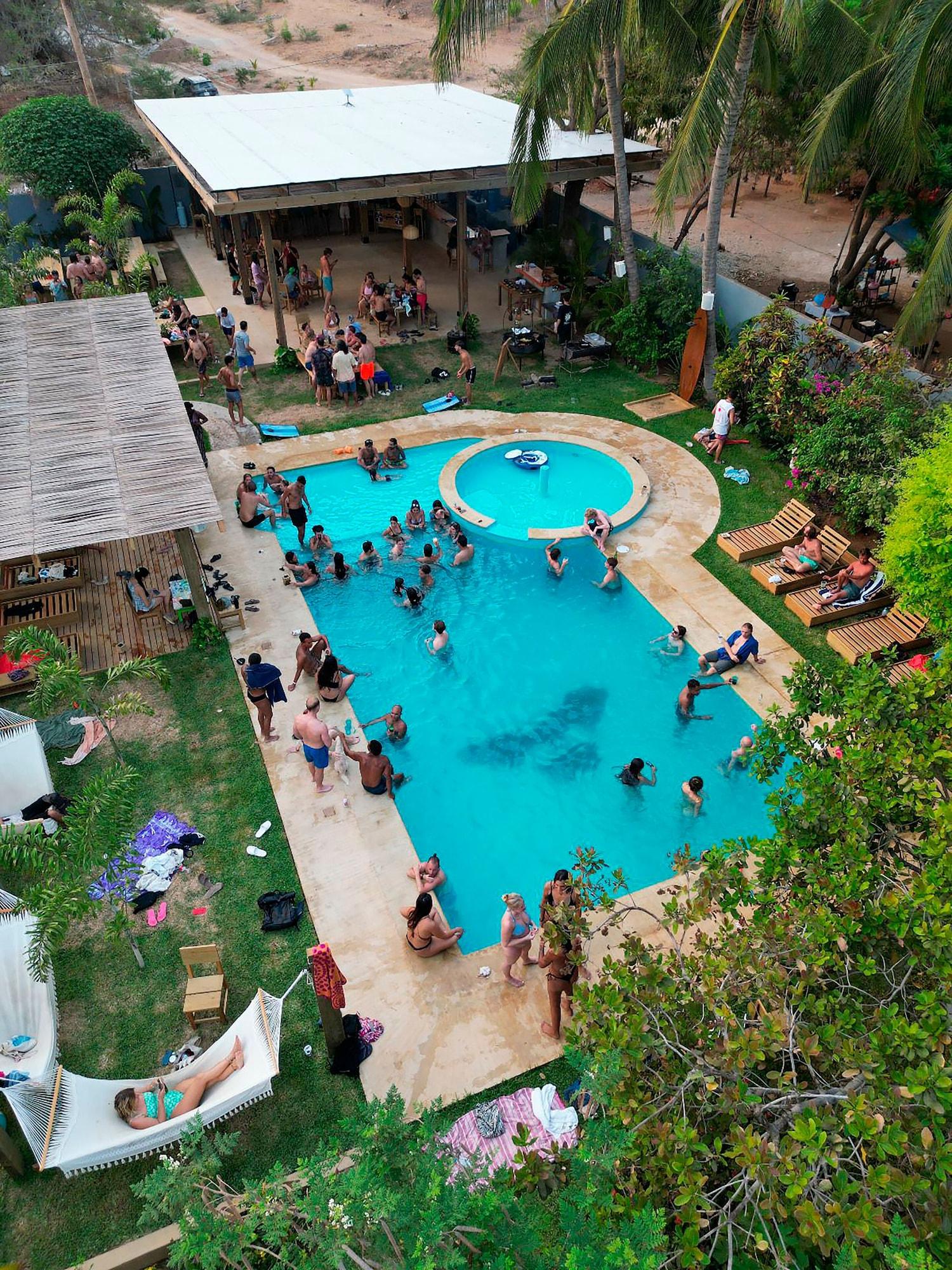 Vista Exterior Straw Hat Surf Hostel