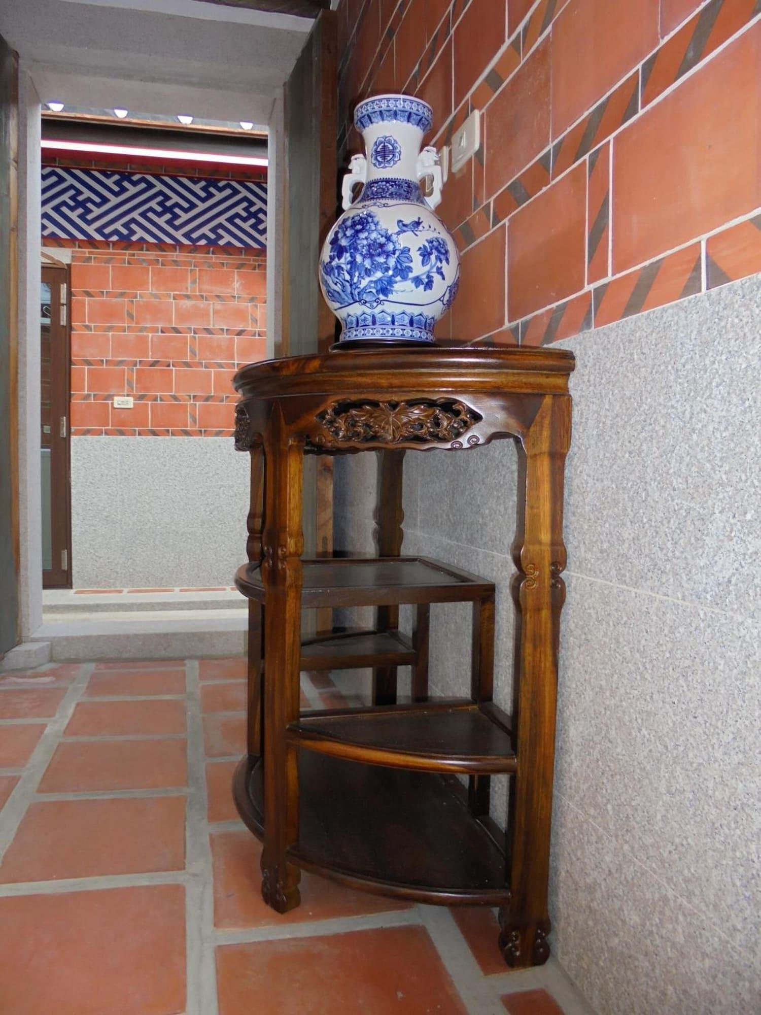 Vista Lobby Antique Courtyard B&B