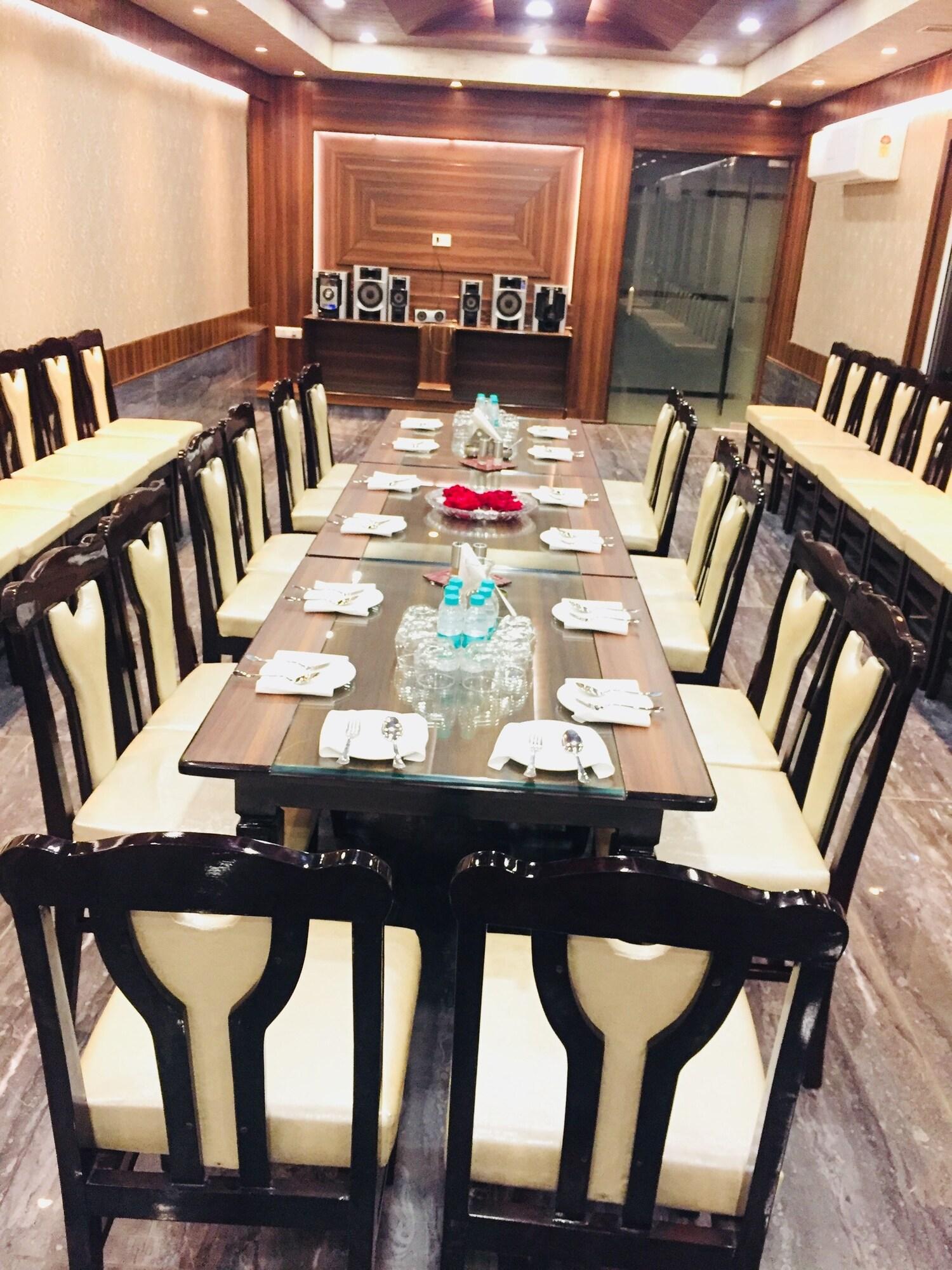 Sala de Reuniones Gopinath The Grand