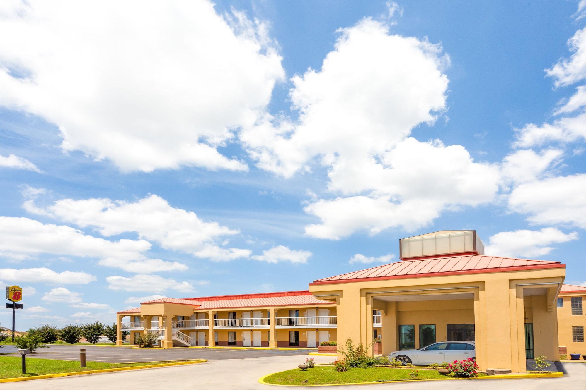Vista Exterior Super 8 by Wyndham Madison/Ridgeland Area