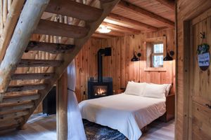 Alquiler Vacacional - Secluded Cabin near Lake Vermillion, Sleeps 10, with Hot Tub, and Pet Friendly