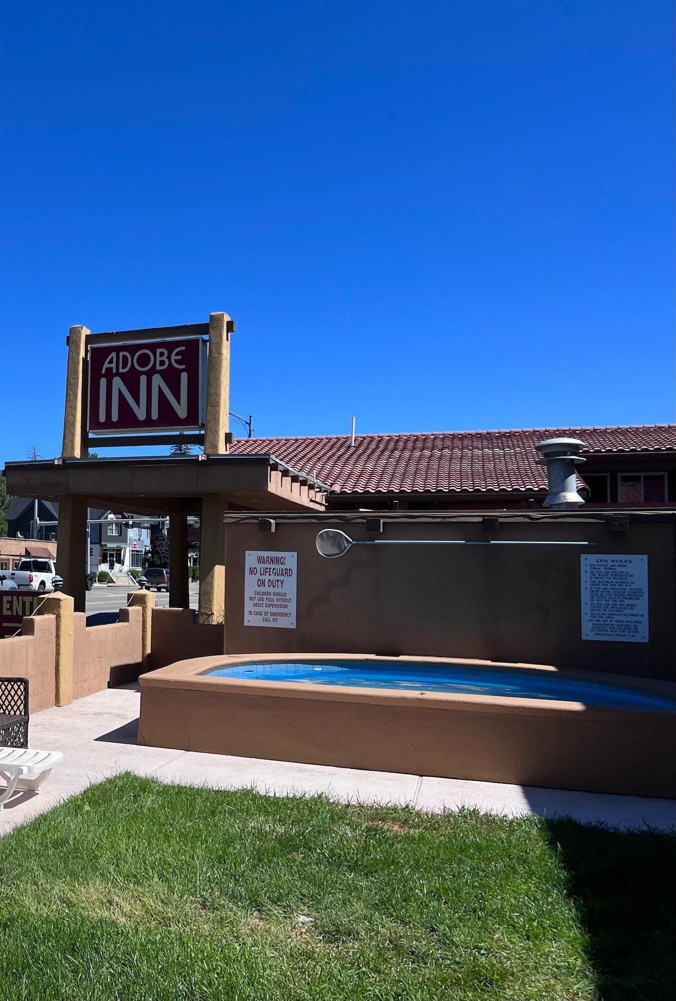 Vista Exterior Adobe Inn