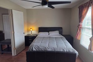 Alojamiento - Cozy 1-bedroom apartment in pleasant Camanche with AC. On the Mississippi River
