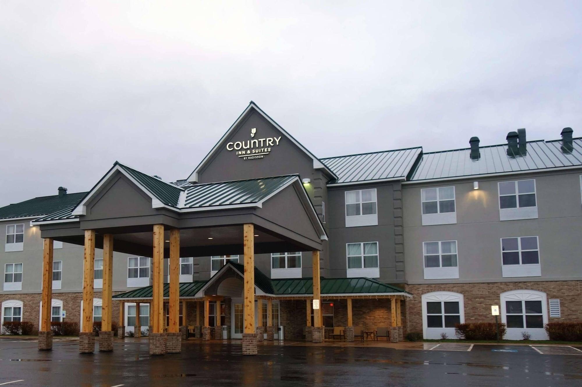 Vista Exterior Country Inn & Suites by Radisson, Houghton, MI