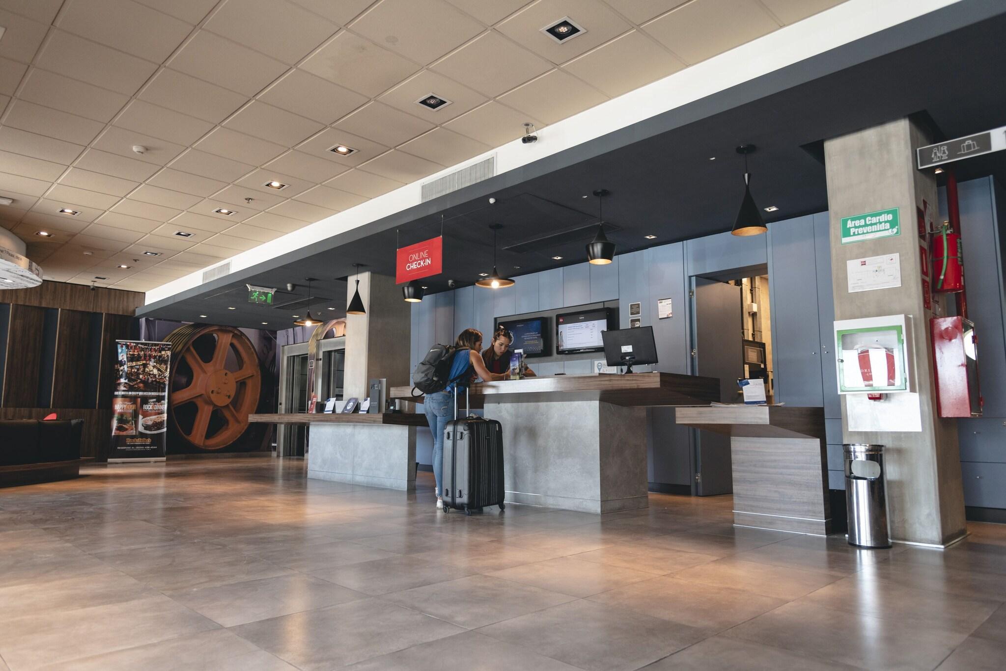 Vista Lobby Ibis Pilar