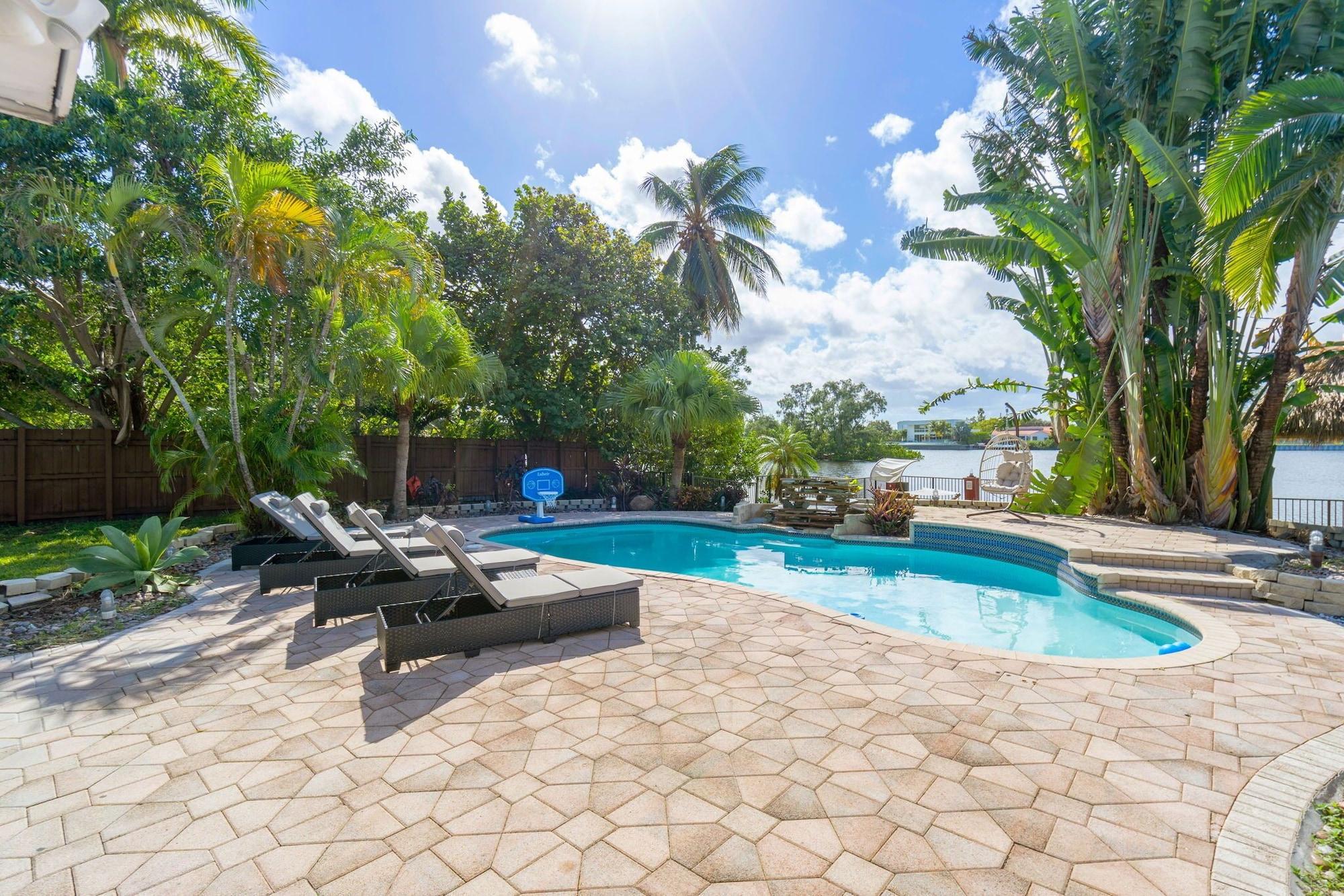 Vista Piscina Waterfront Jungle Home with Kayaks