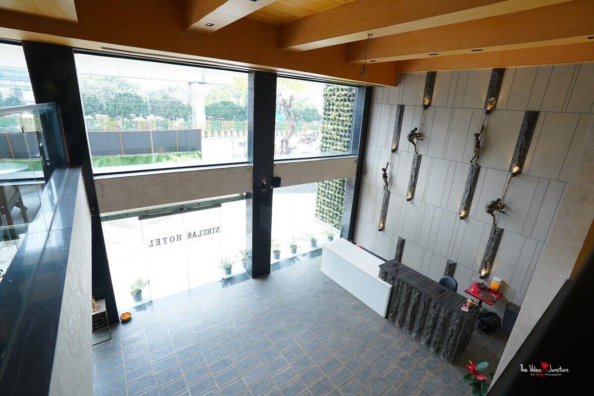 Vista Lobby Nirula's Hotel