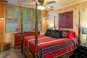 Renta temporal - Red Cabin on Kentucky Lake.  Peaceful and pet friendly with a partial lake view.