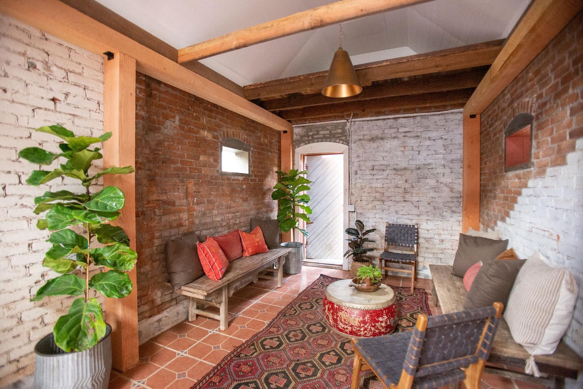 Vista Lobby RubyJune Inn