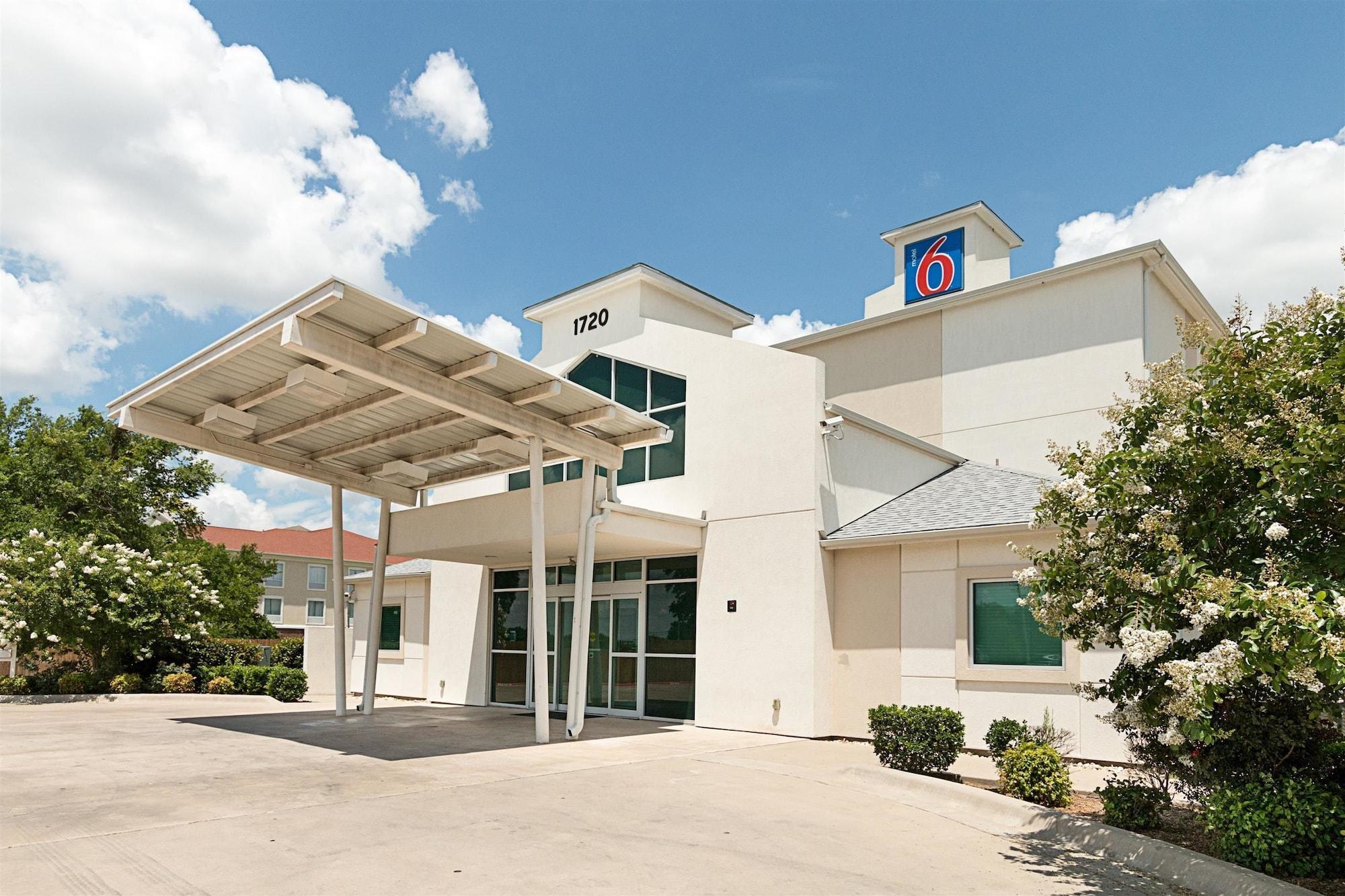 Vista Exterior Motel 6 Cleburne, TX