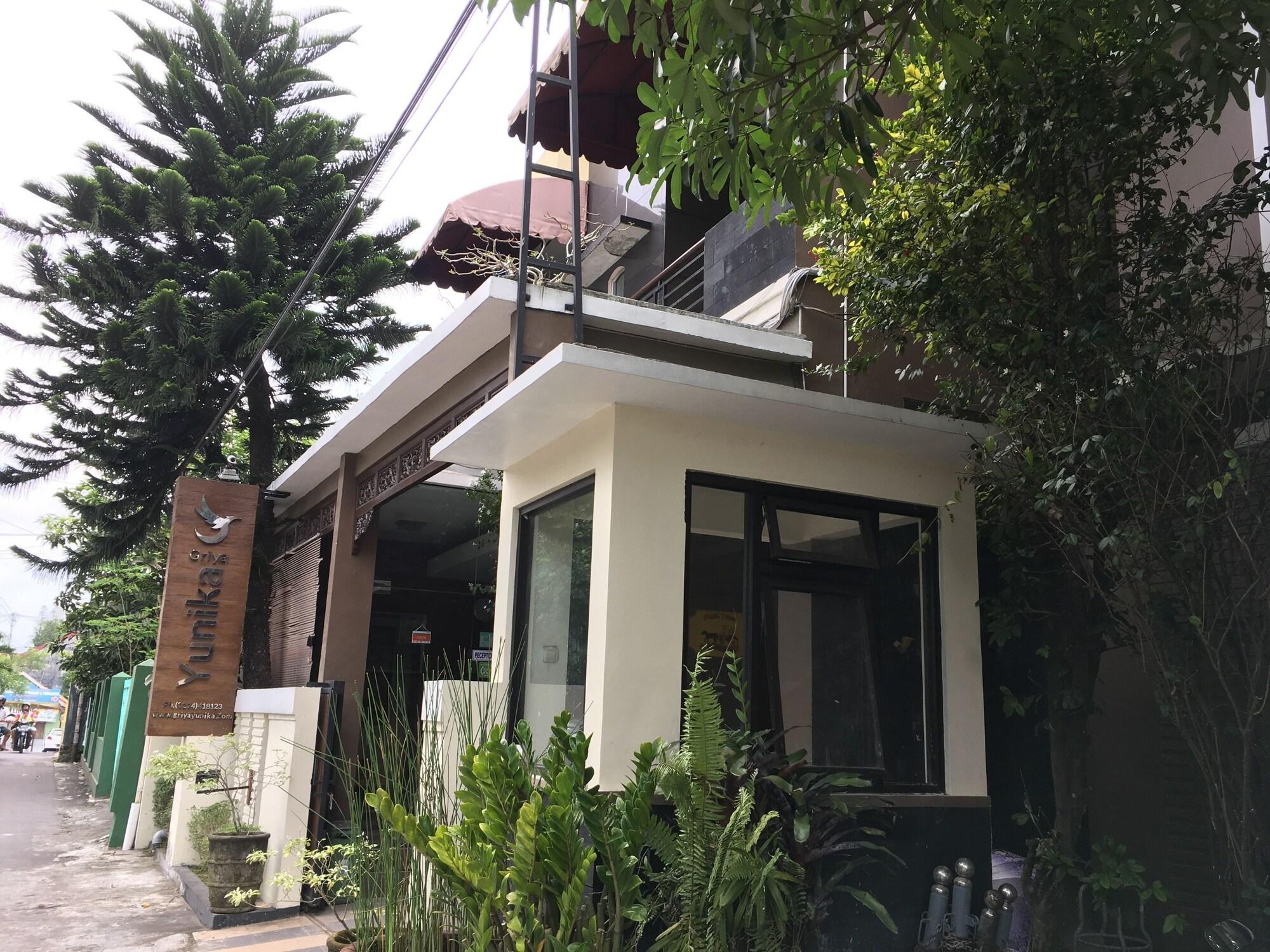 Vista Exterior Griya Yunika Homestay