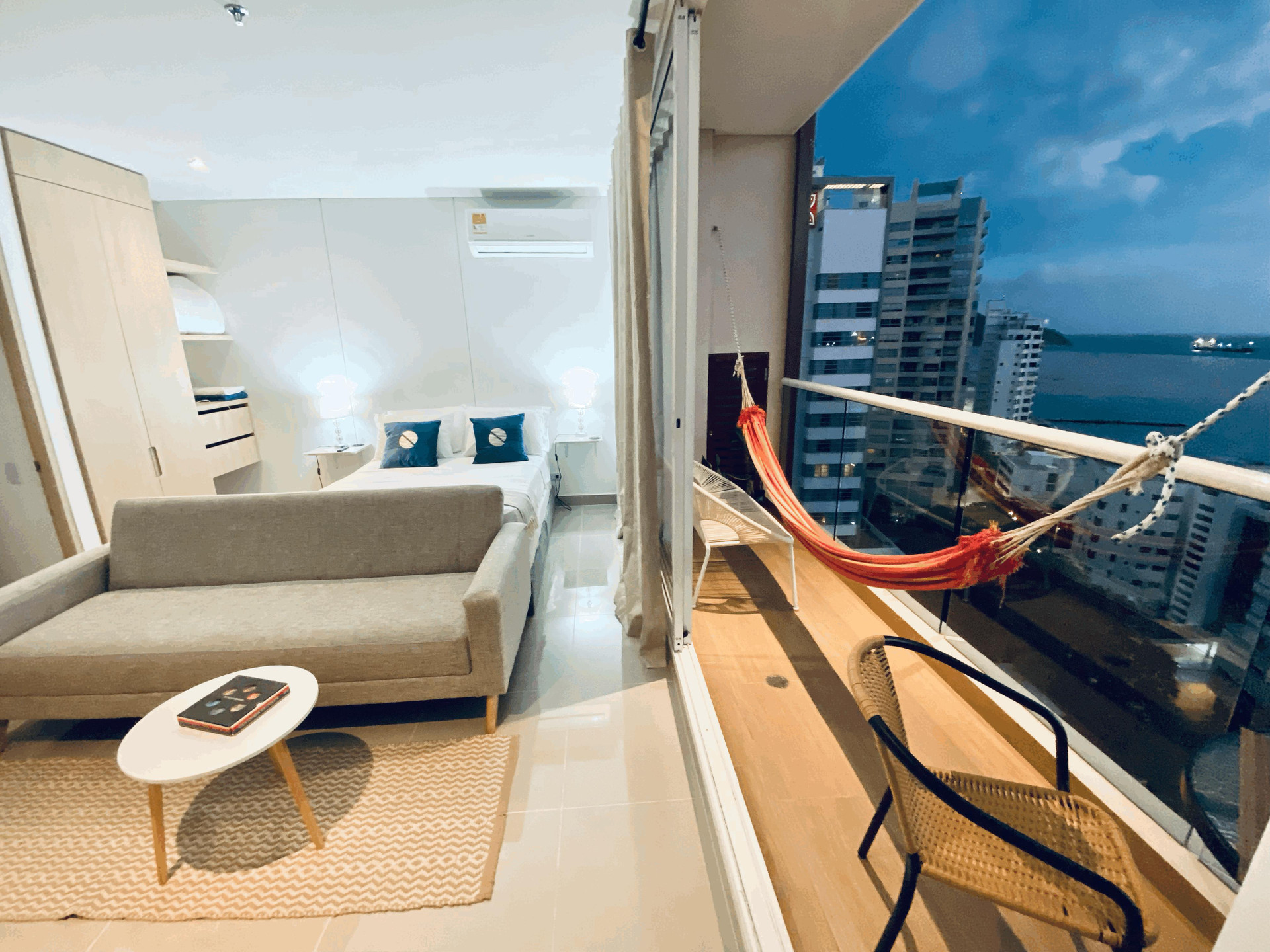 Set de Habitación Blue Loft * Oceanview Minimalist Studio in Marina * Rooftop Pool + Pime Location