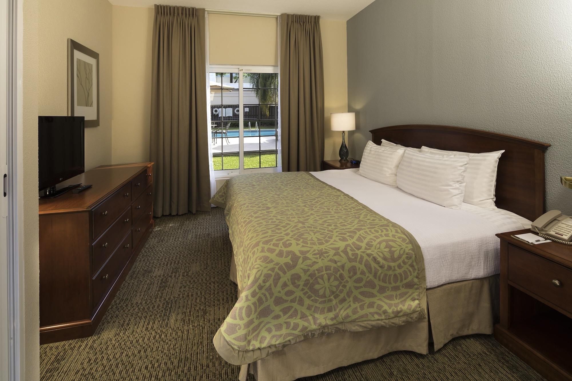 Habitación Staybridge Suites Monterrey - San Pedro by IHG