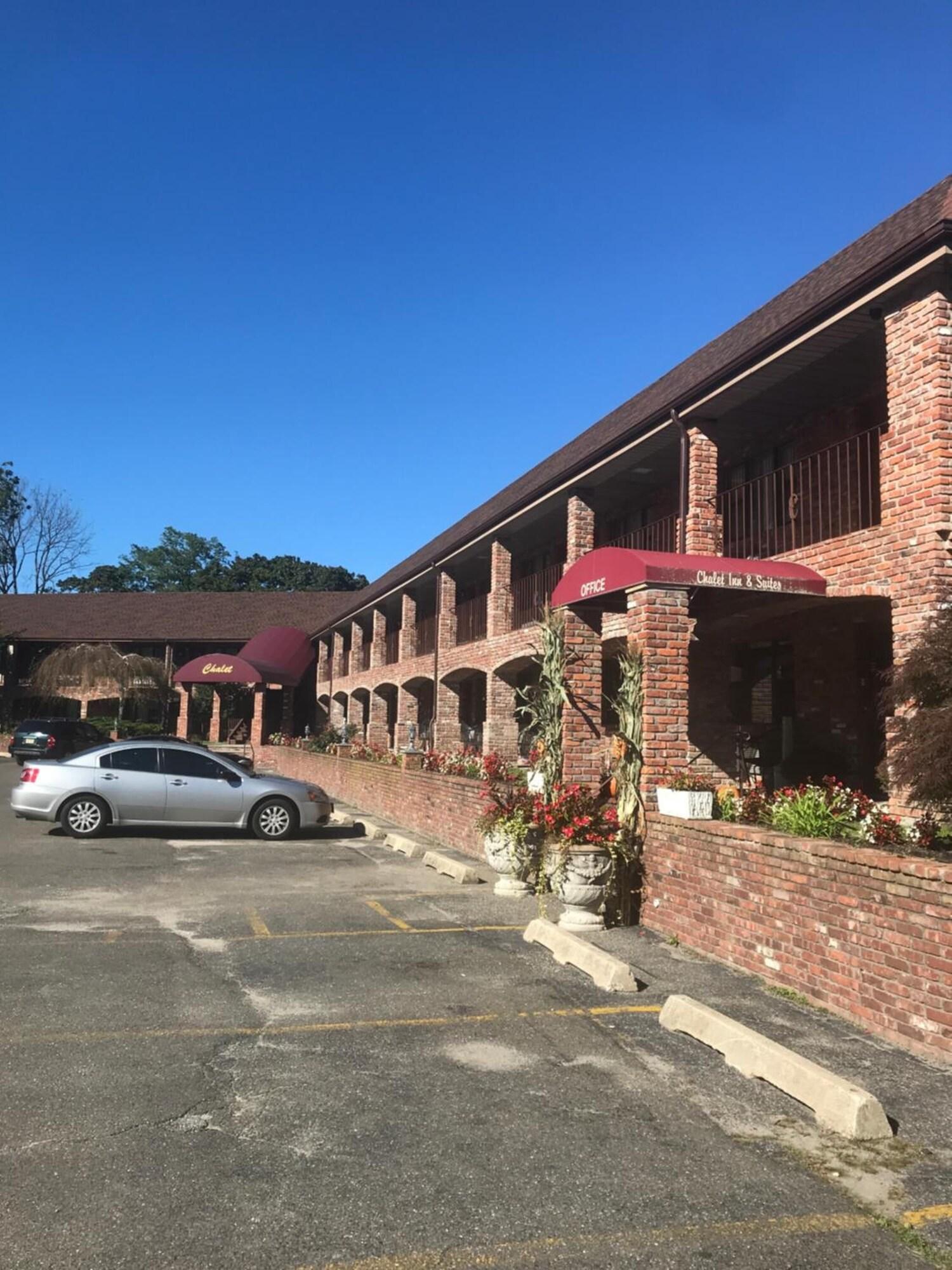 Vista Exterior Chalet Inn & Suites Centerport