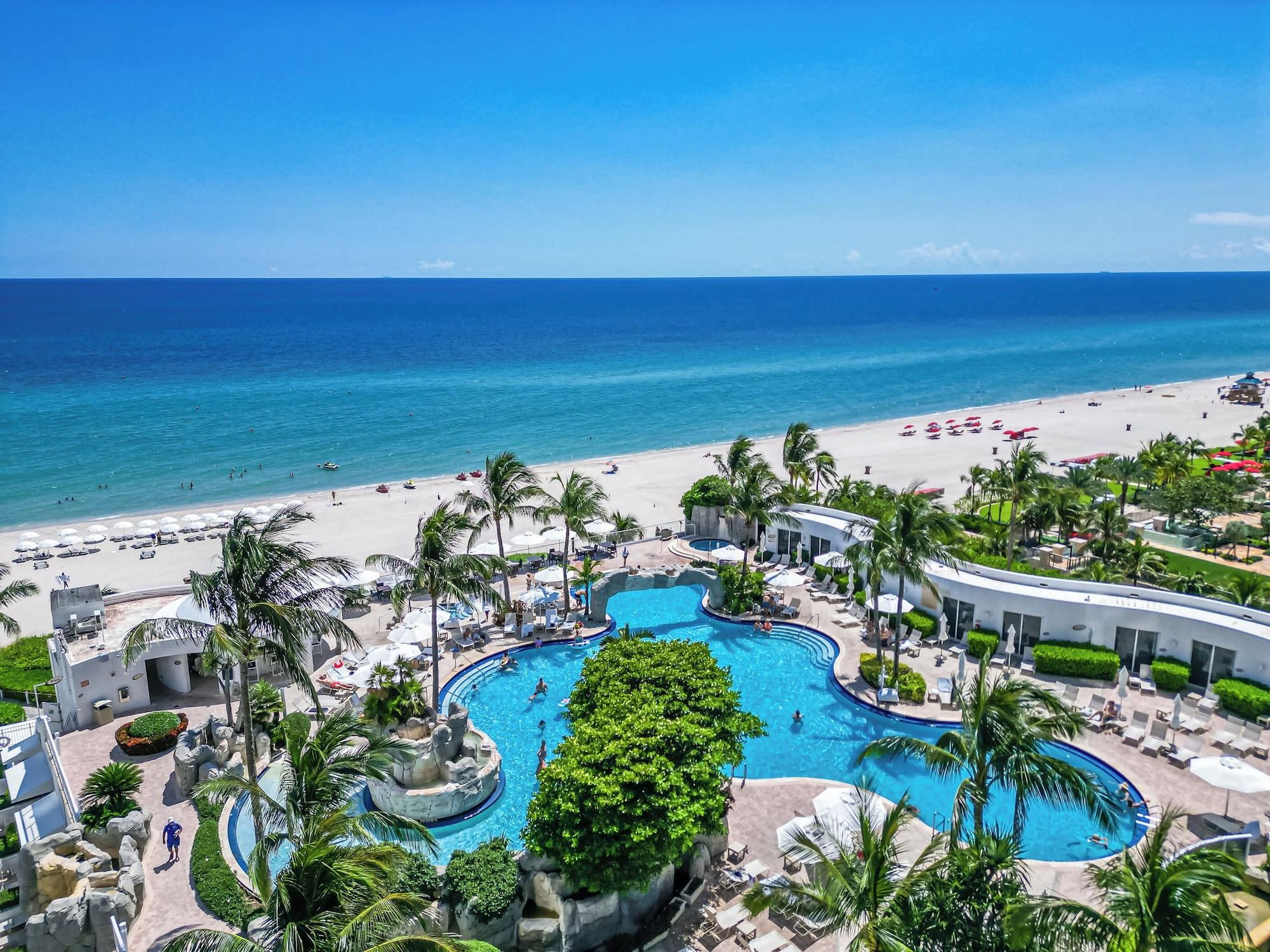 Vista Piscina Exclusive Trump Beachfront Condo