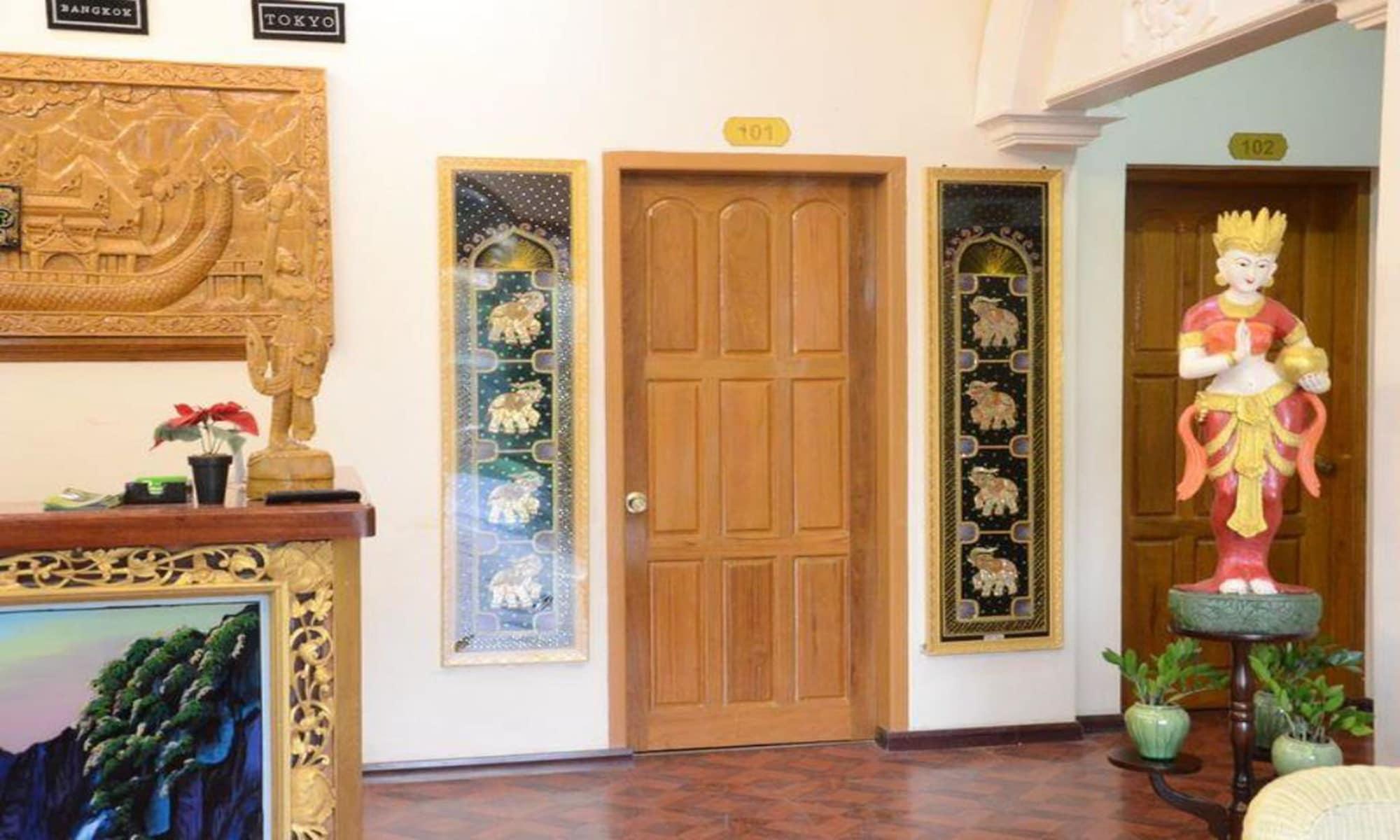 Varios Mandalay Kandawgyi Inn