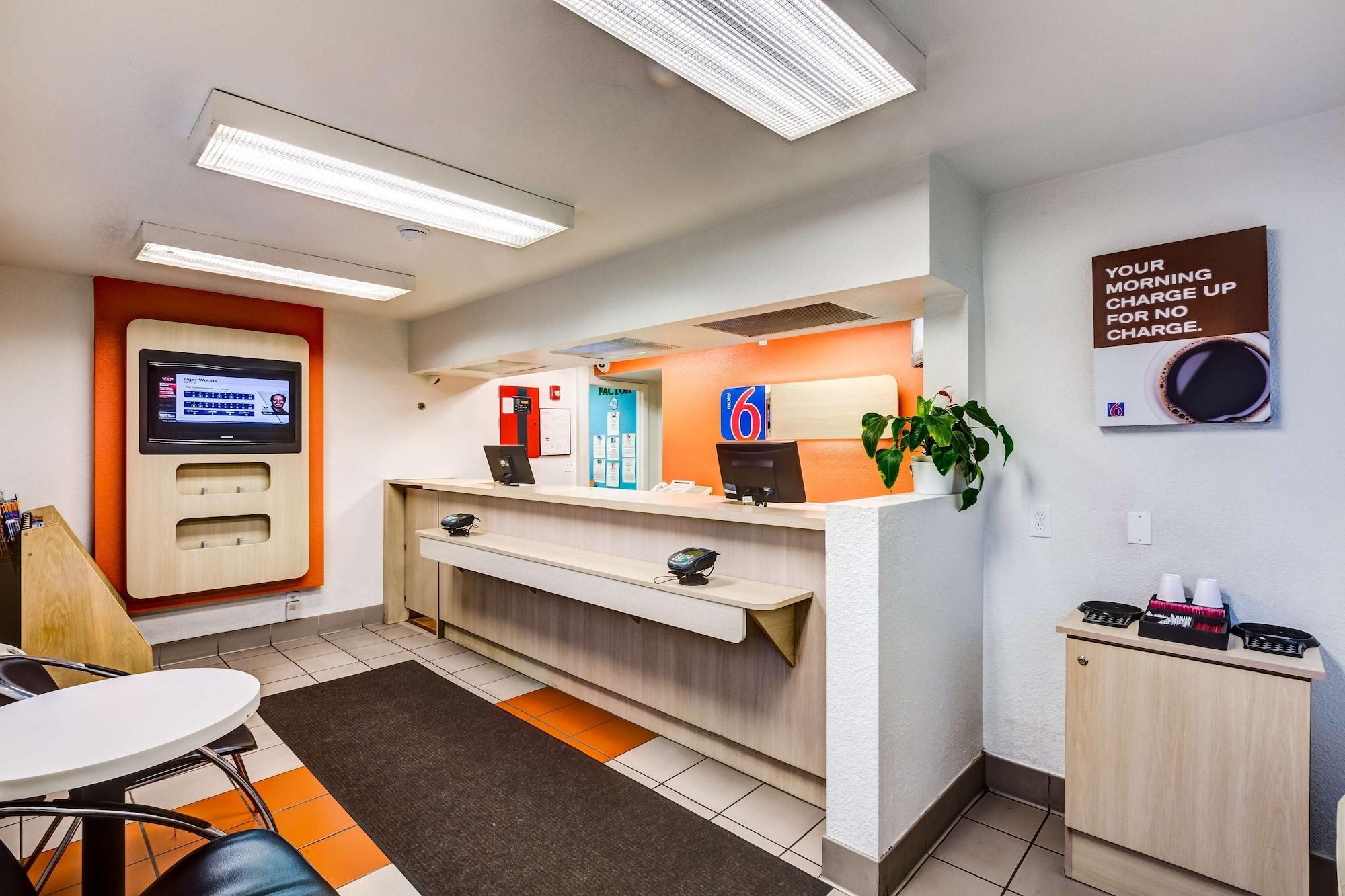 Vista Lobby Motel 6 Wheat Ridge, CO - West - Denver North