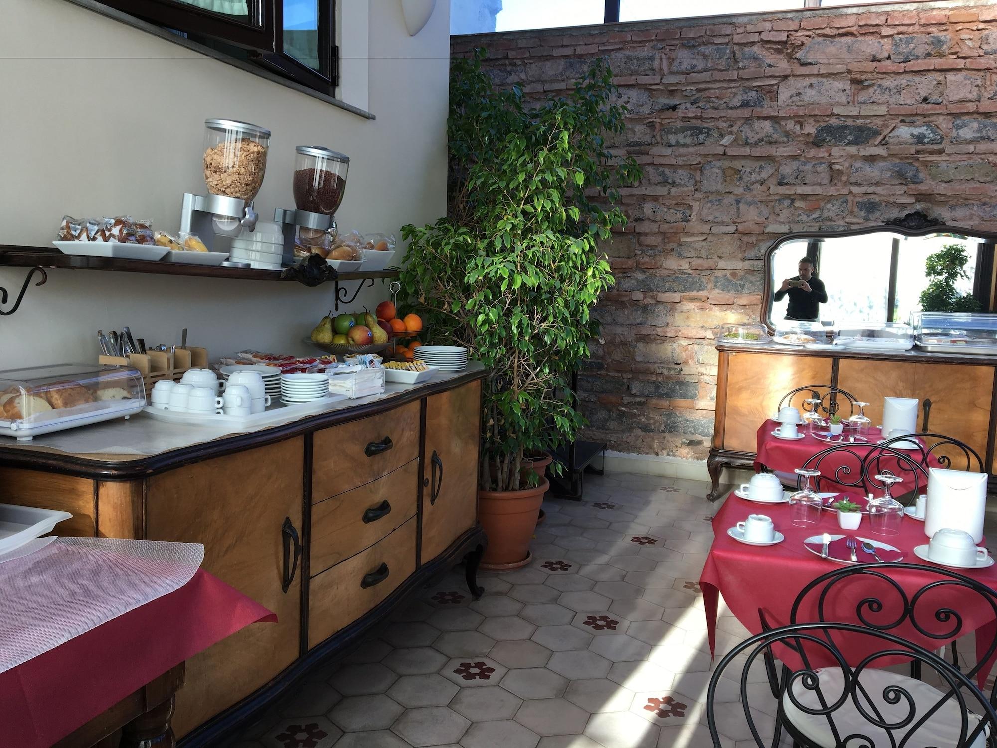 Bar/Salón Sangiuliano 114
