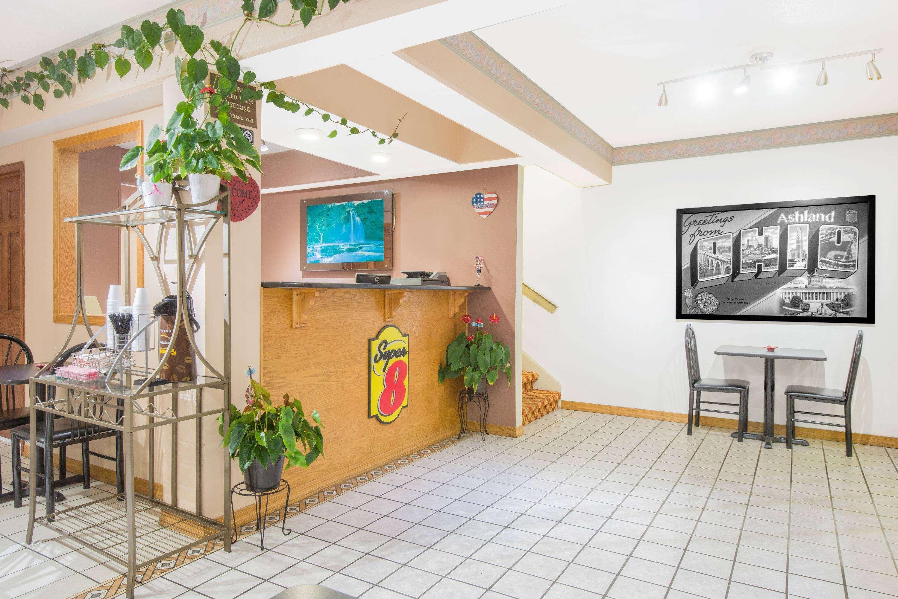 Vista Lobby Super 8 by Wyndham Ashland