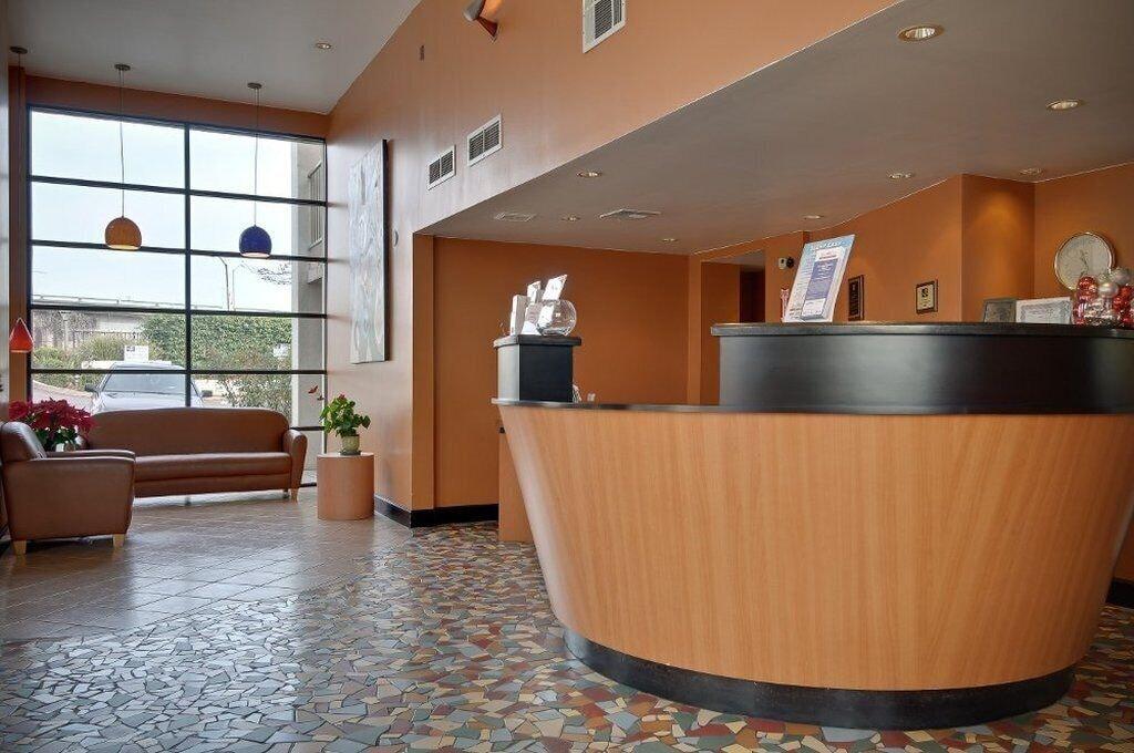 Vista Lobby Vagabond Inn Executive Old Town