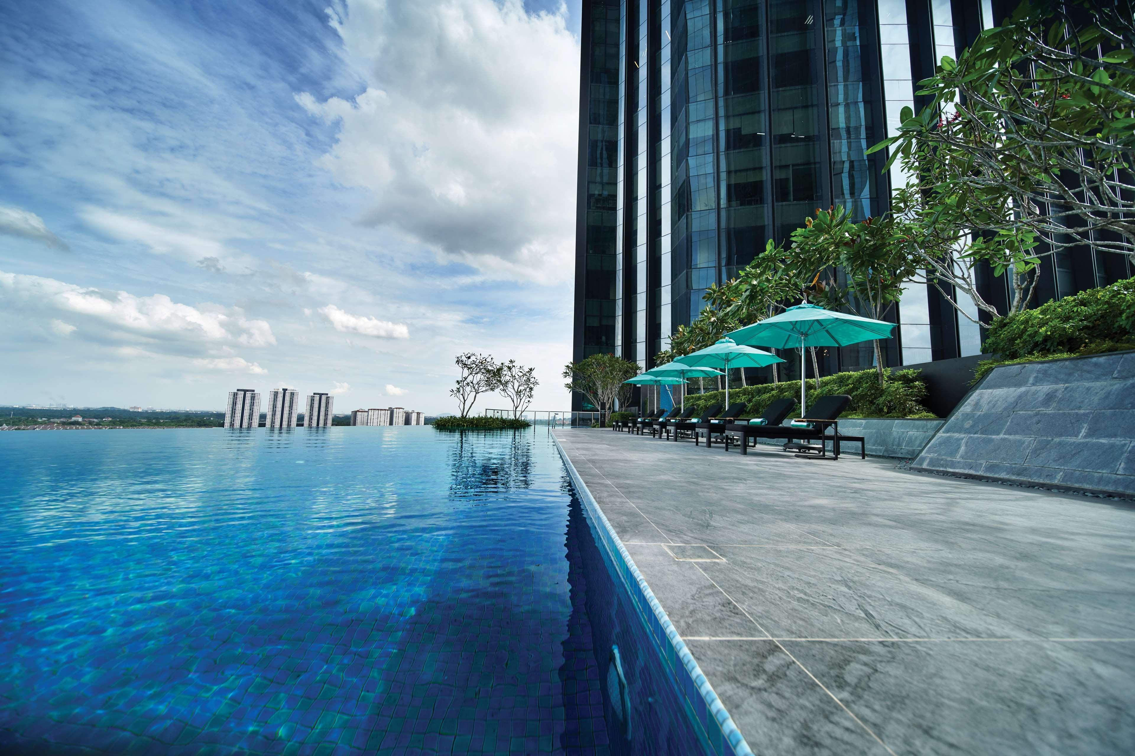 Vista Piscina Doubletree By Hilton Shah Alam I-City