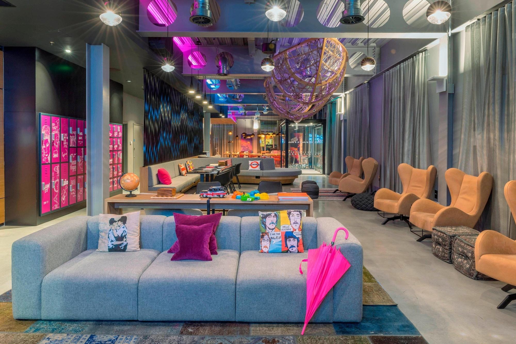 Vista Lobby Moxy London Excel