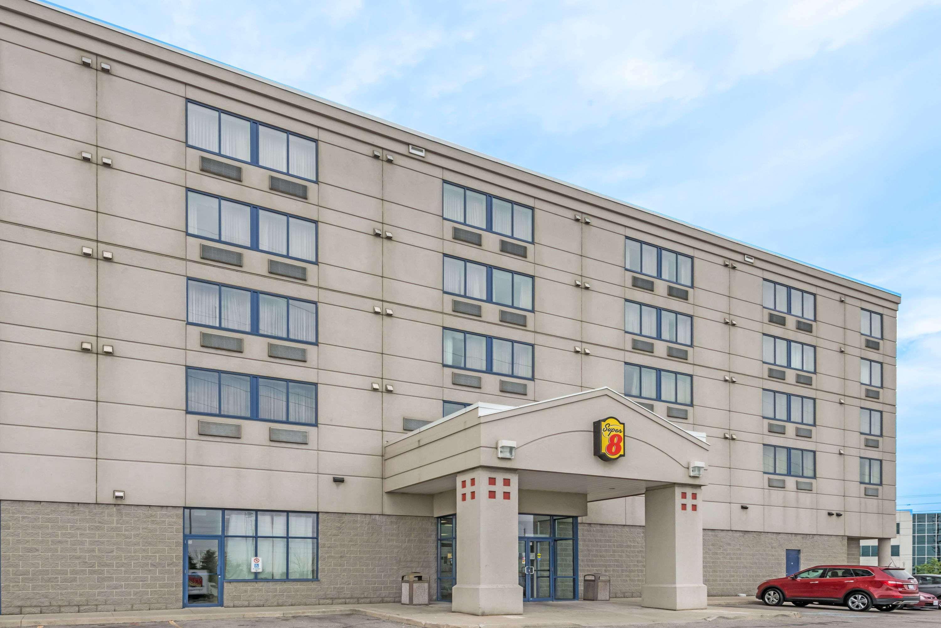 Vista Exterior Super 8 by Wyndham Mississauga