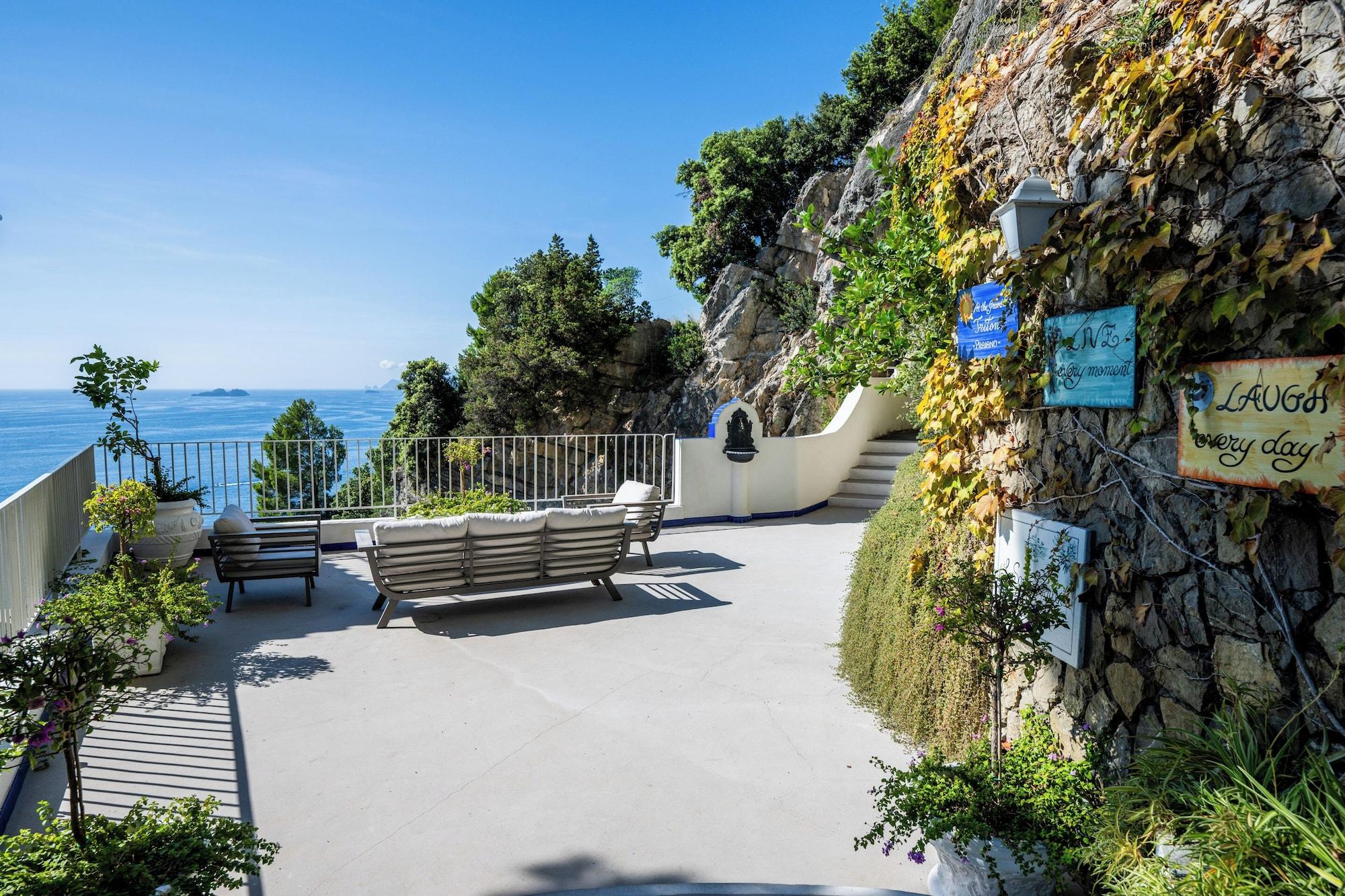 Vista Exterior Grand Hotel Tritone