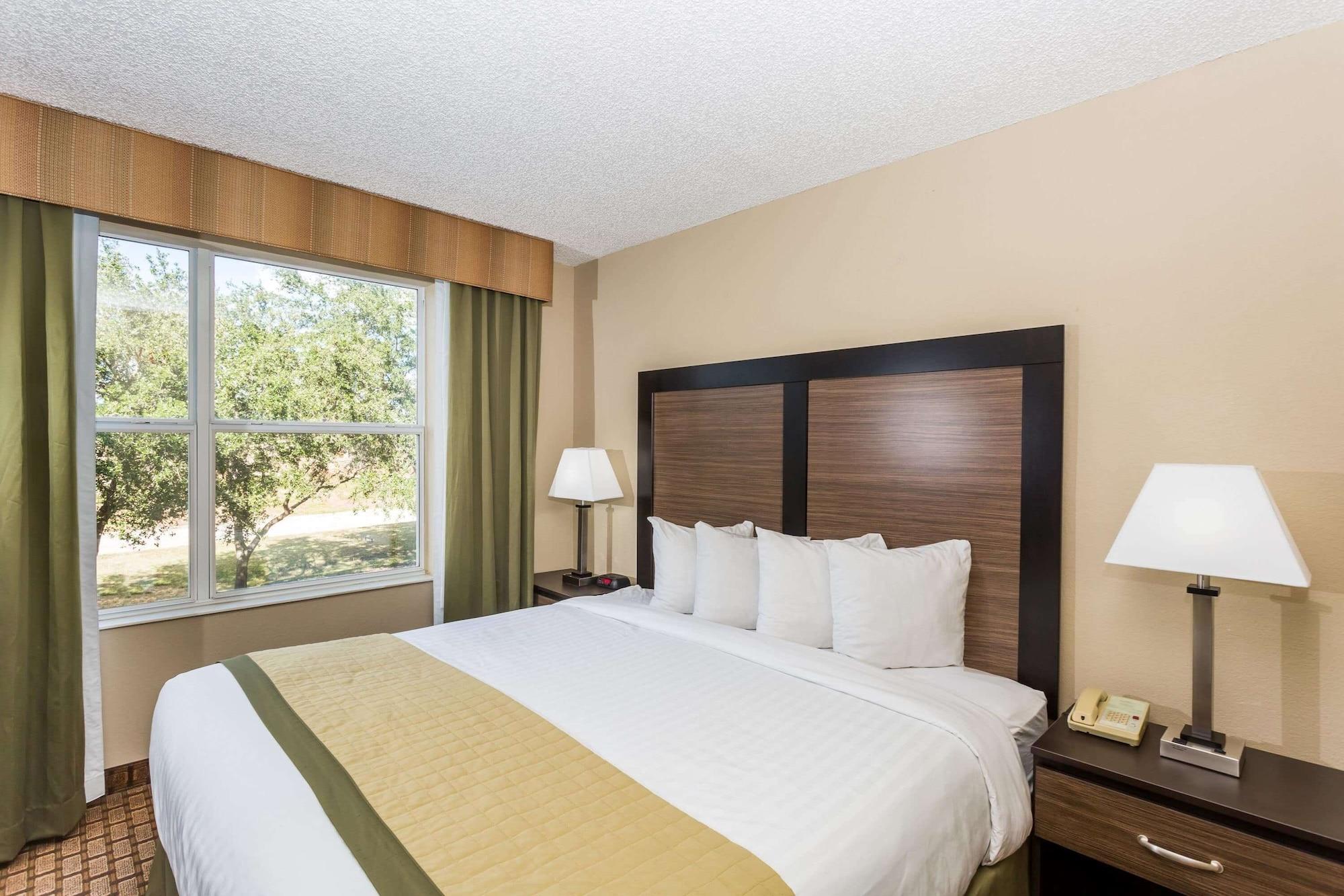 Habitación Baymont Inn & Suites by Wyndham Fort Myers I-75