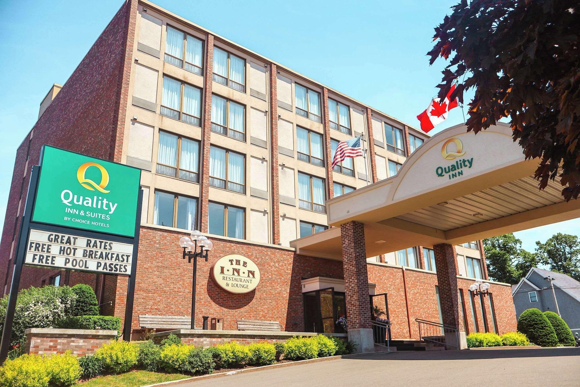 Varios Quality Inn & Suites Downtown