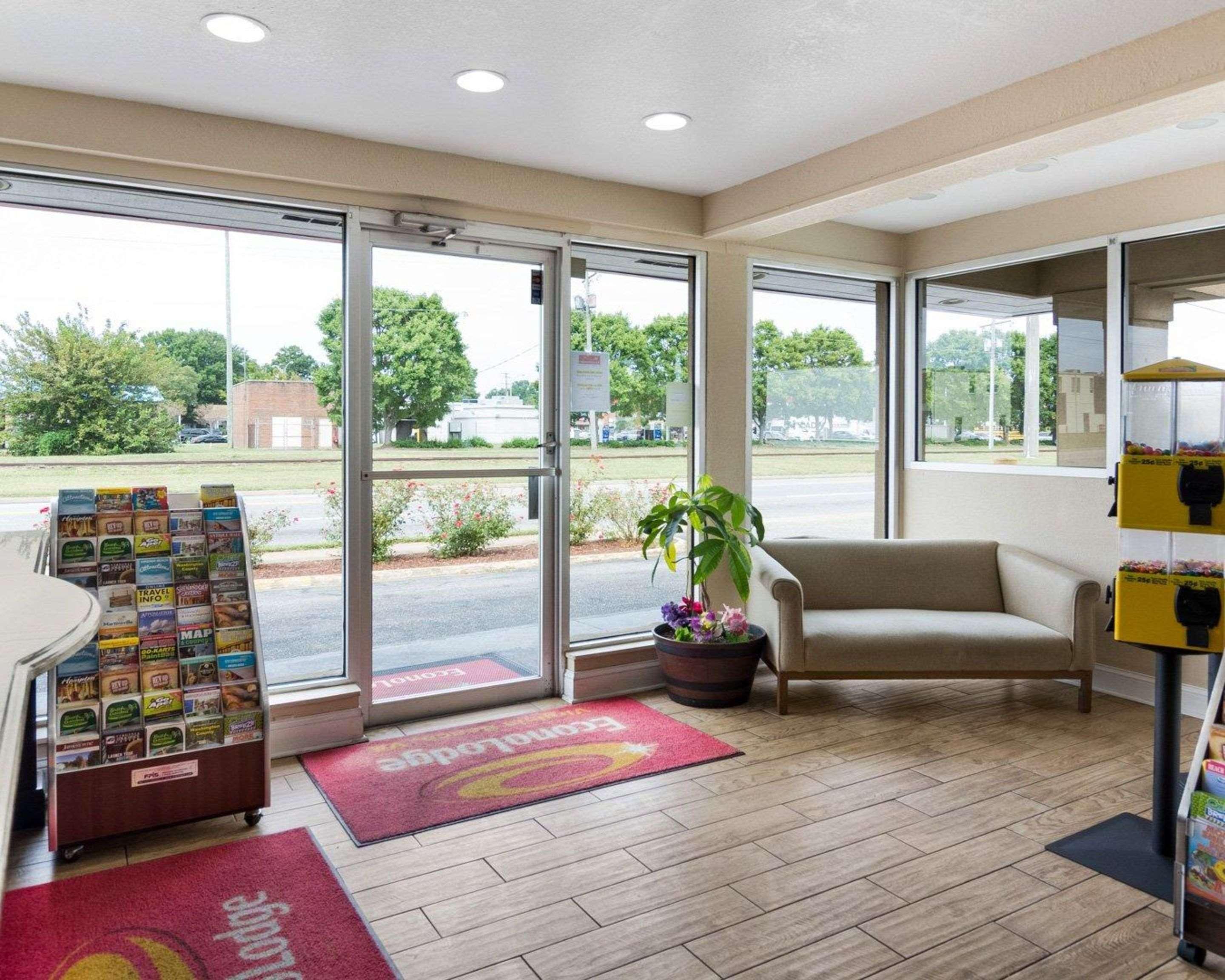 Vista Lobby Econo Lodge Town Center