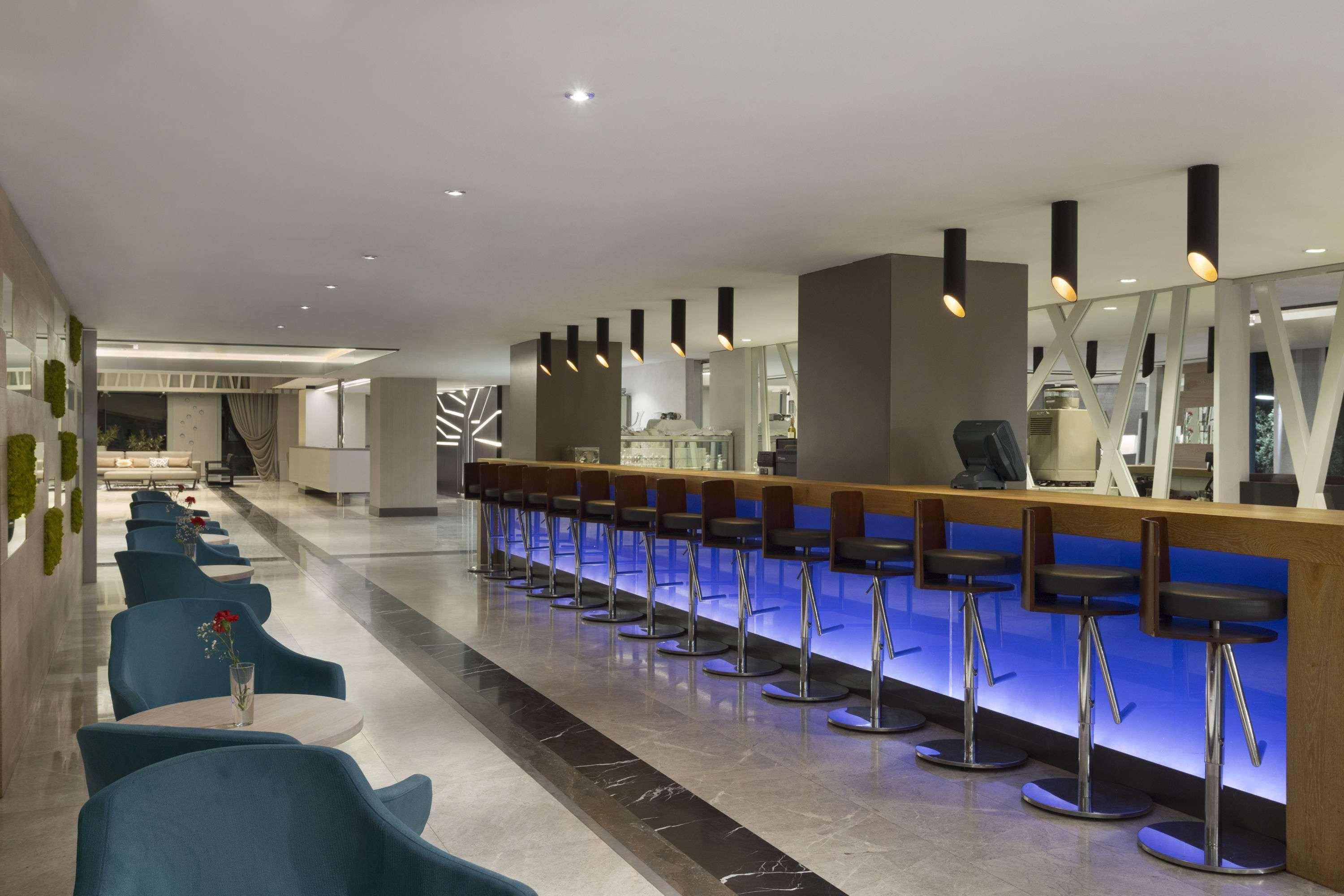 Bar/Salón Ramada Hotel & Suites Kemalpasa Izmir