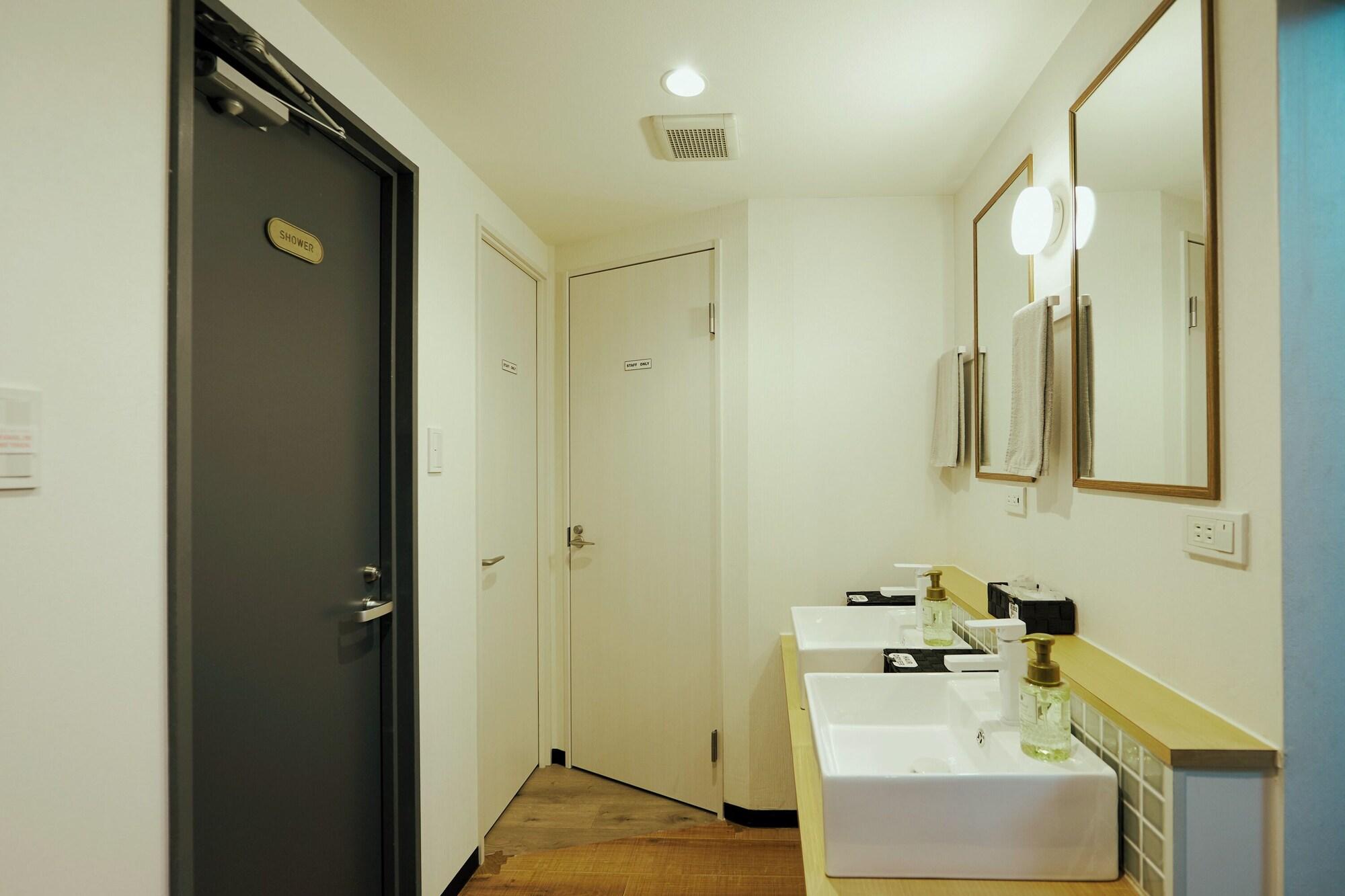 Equipamiento de Habitación Akasaka Guesthouse HIVE - Hostel