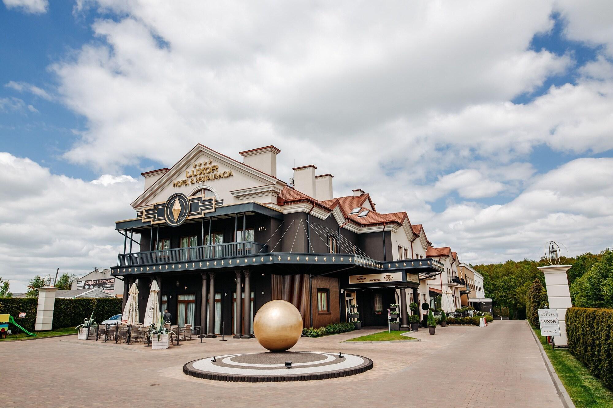 Vista Exterior Hotel Luxor