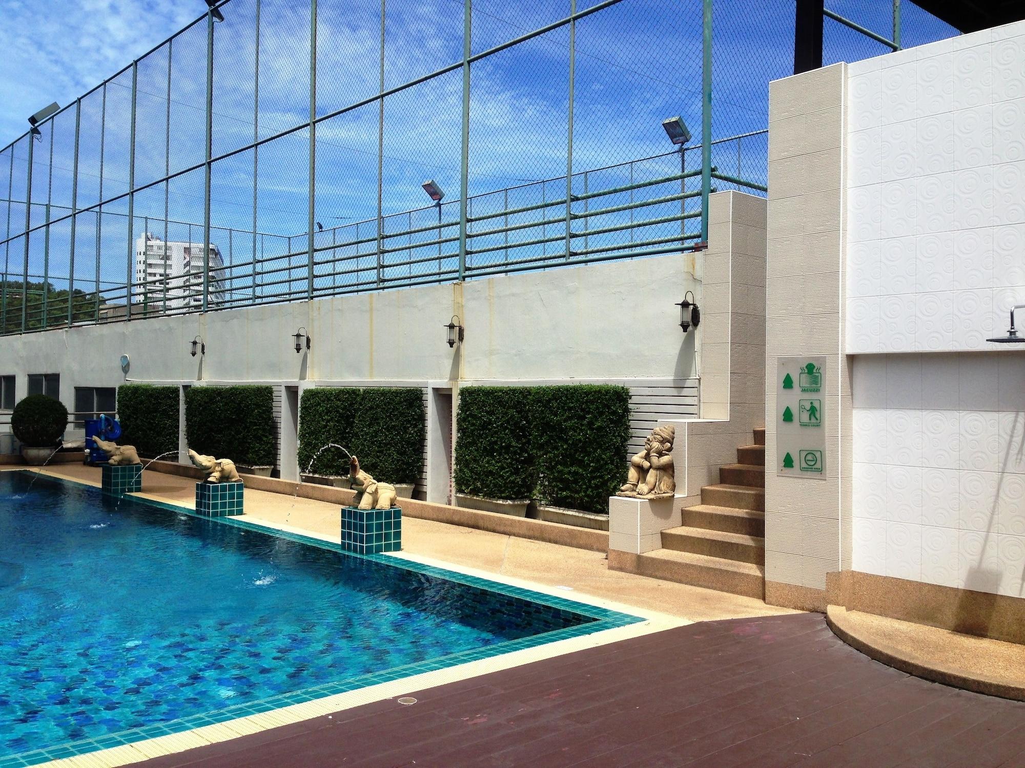 Vista Piscina The City Hotel Sriracha by BBH Japan