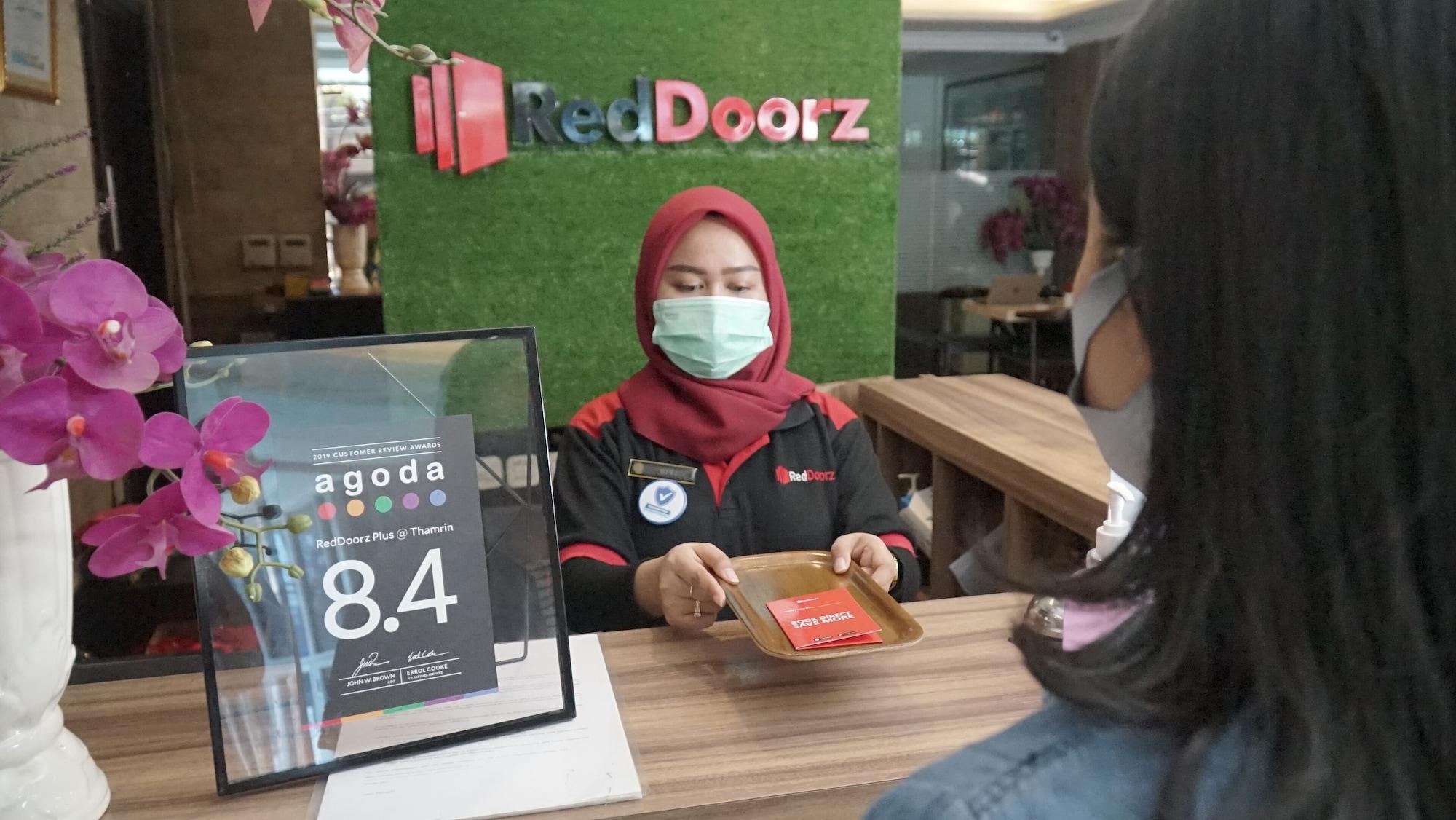 Vista Exterior RedDoorz Plus @ Thamrin