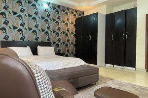 Alquiler Vacacional - Luxury 4 BR Apt w Parking, Hot Tub, Magodo Estate