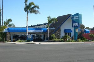 Alojamiento - Newport Channel Inn - Near Huntington State Beach