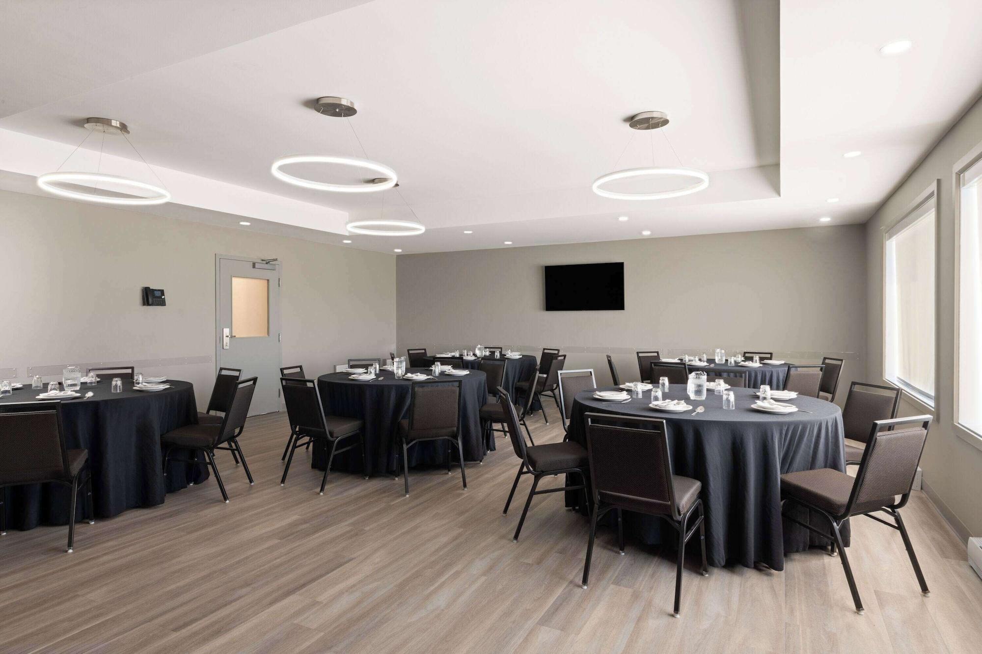 Sala de Reuniones Microtel by Wyndham Lachute