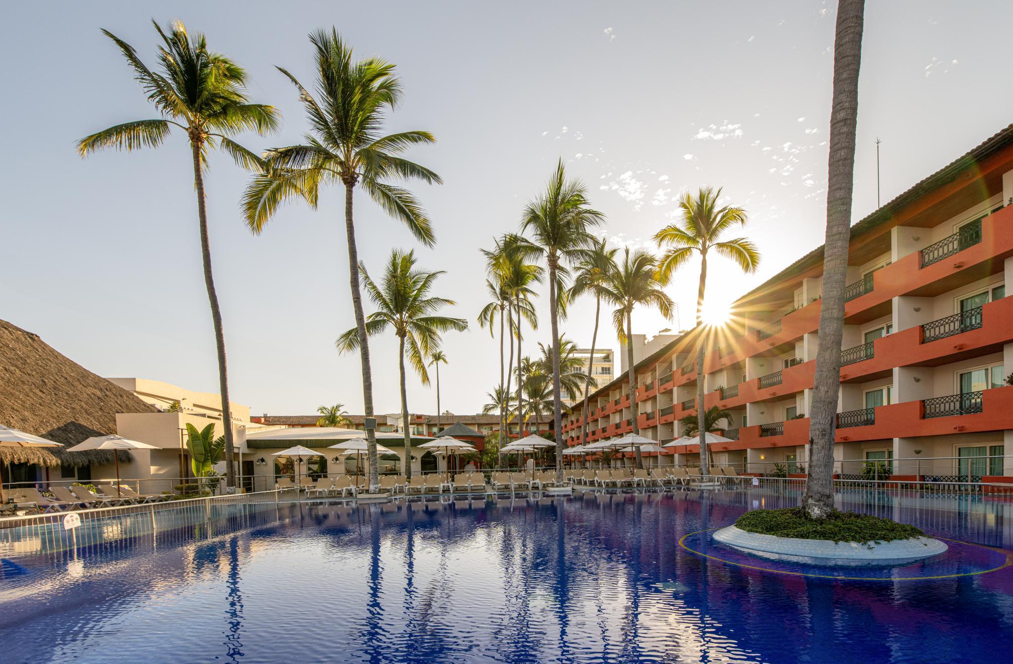 Vista Piscina Crown Paradise Club Puerto Vallarta All Inclusive
