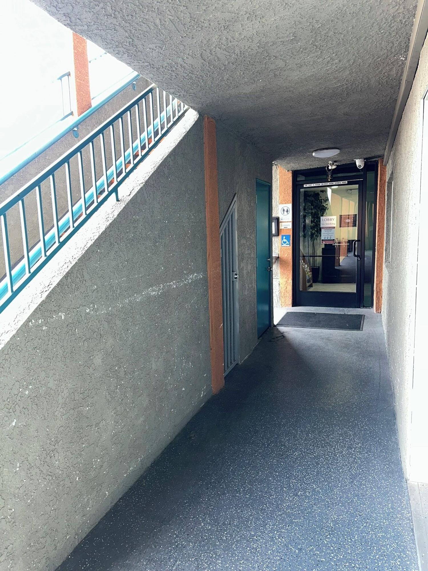 Vista Lobby Corona Inn