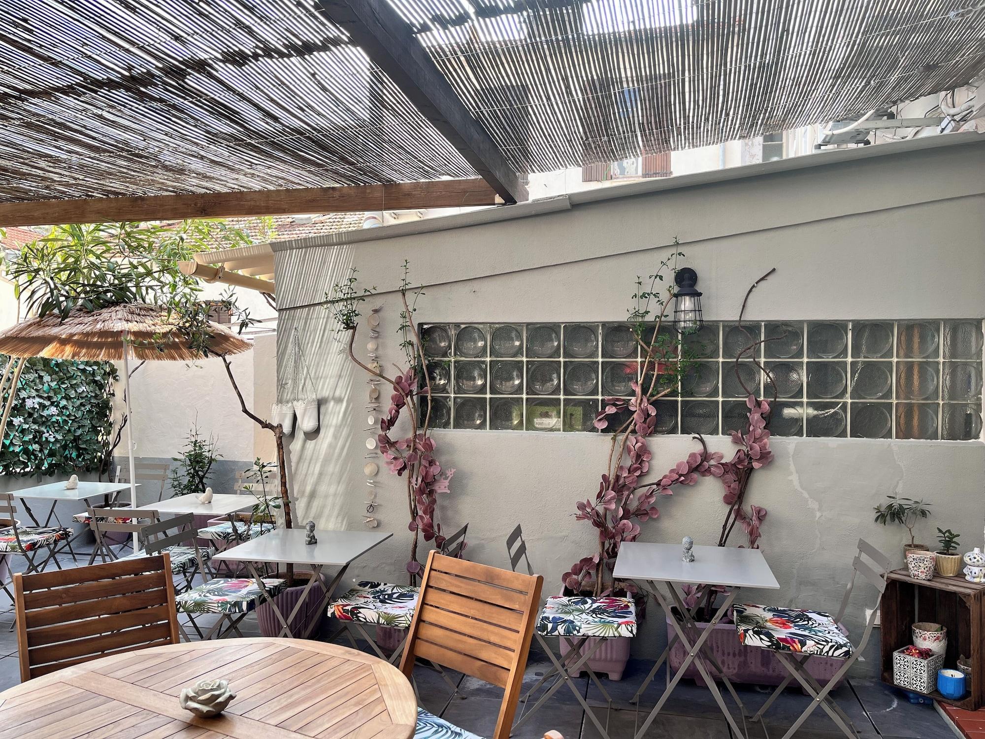 Equipamiento de Habitación Hôtel Eden - La Baigneuse